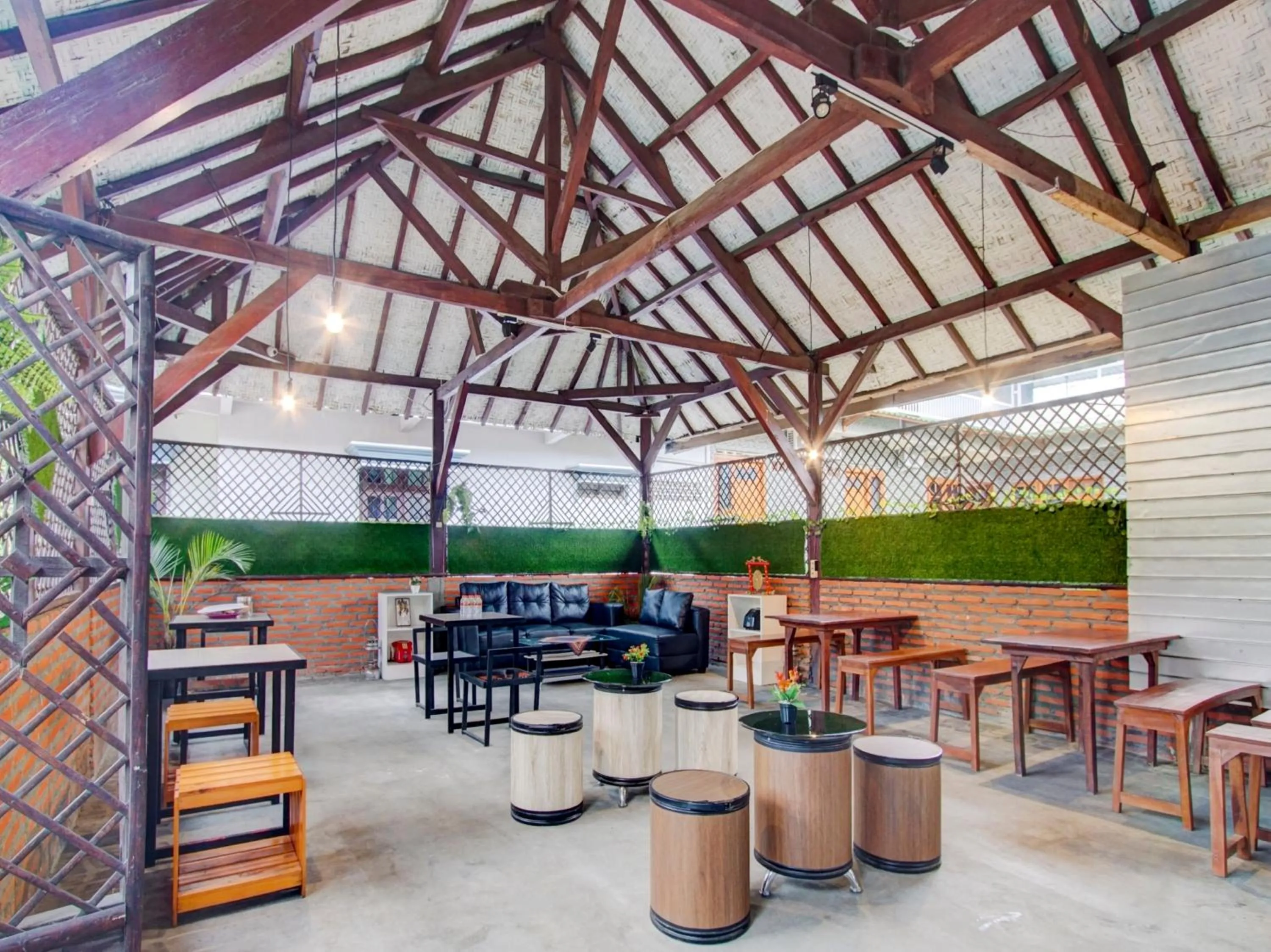 Restaurant/places to eat in RedDoorz At Pandan Inn Batu