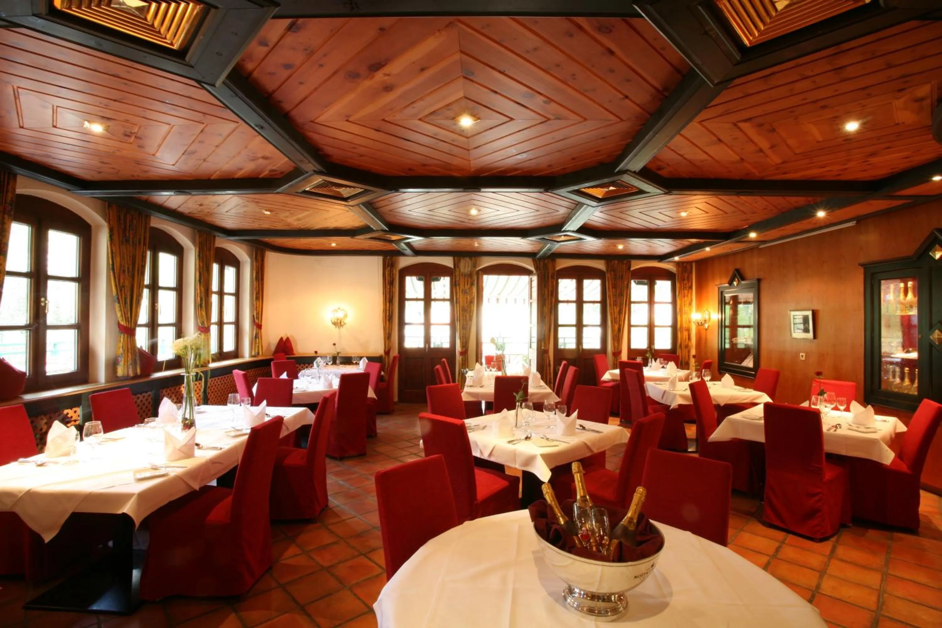 Restaurant/places to eat in Villa Solitude