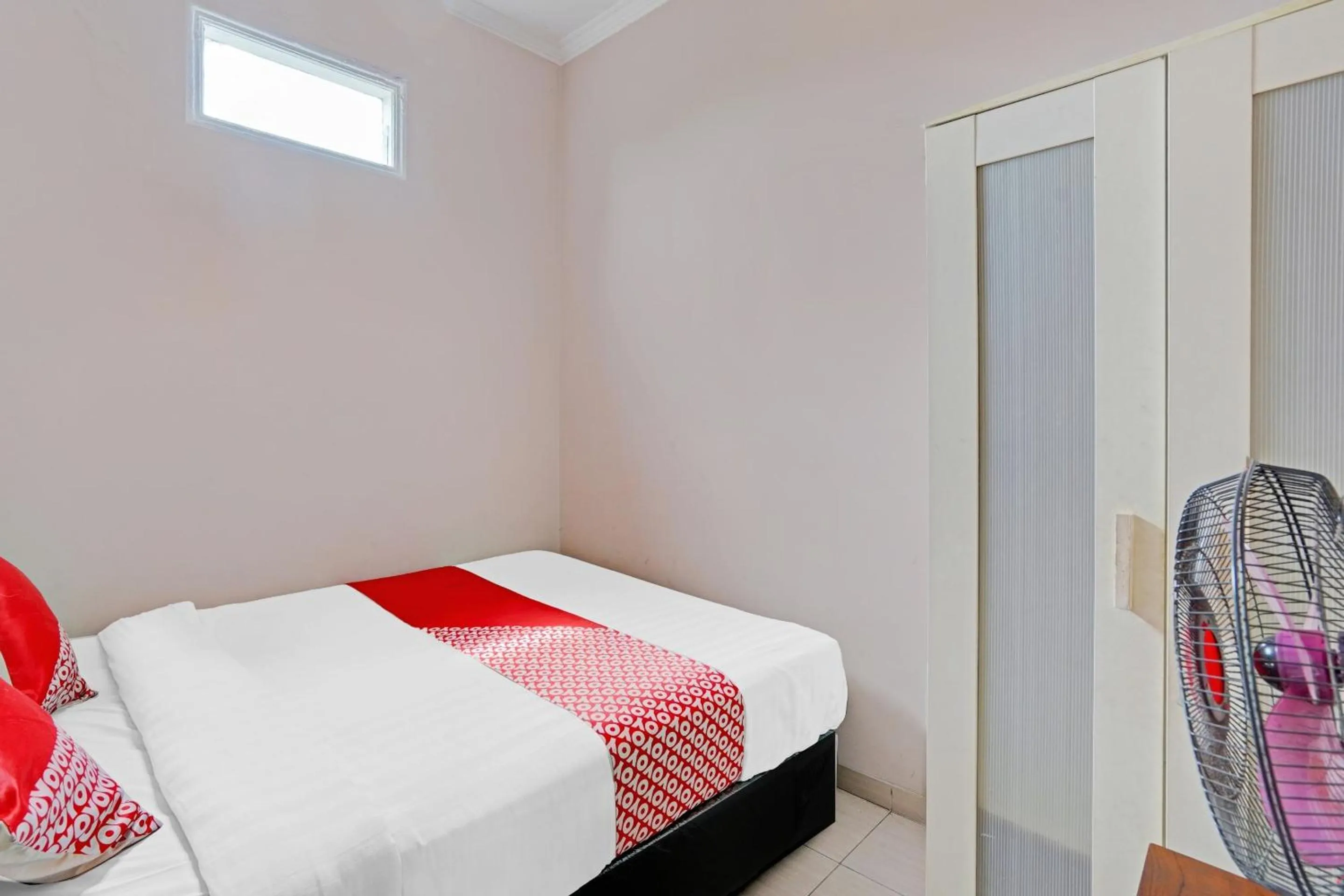 Bedroom in OYO 90234 Dhoho Family Guest House