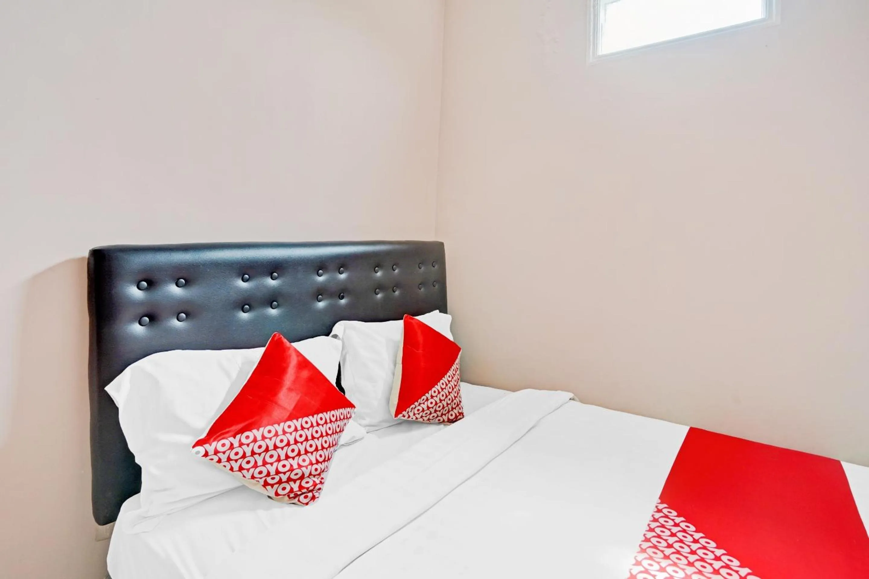 Bedroom in OYO 90234 Dhoho Family Guest House