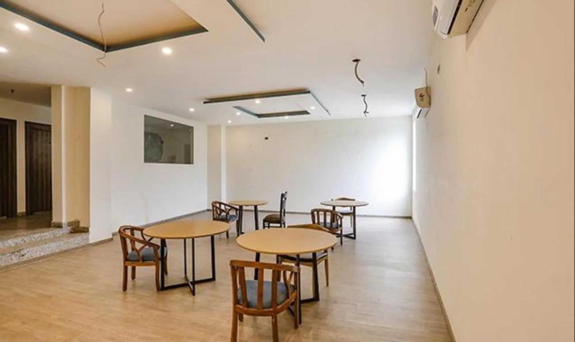 Restaurant/places to eat in FabHotel Royale 58