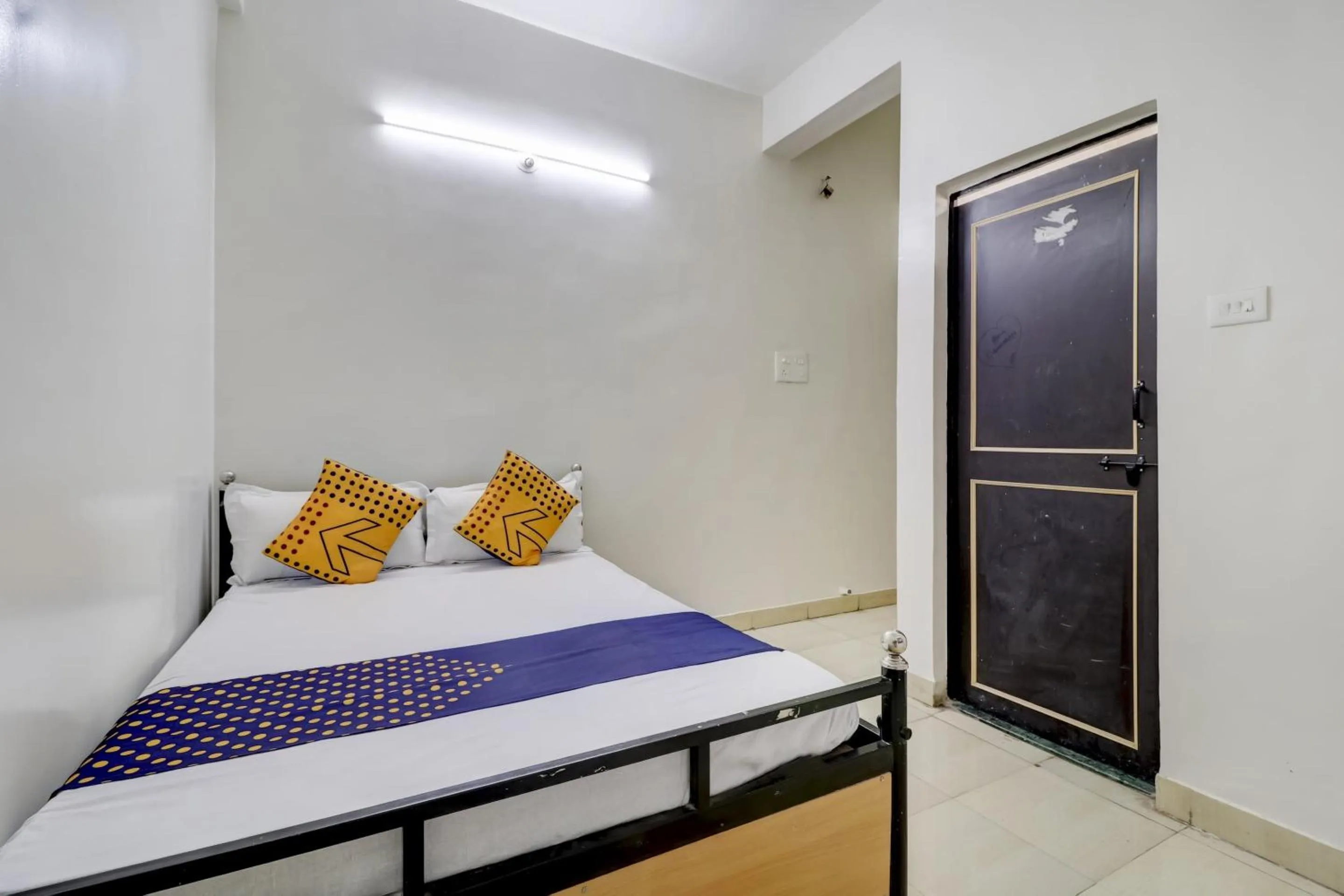 Bedroom, Bed in Hotel O Royal Rest Rooms