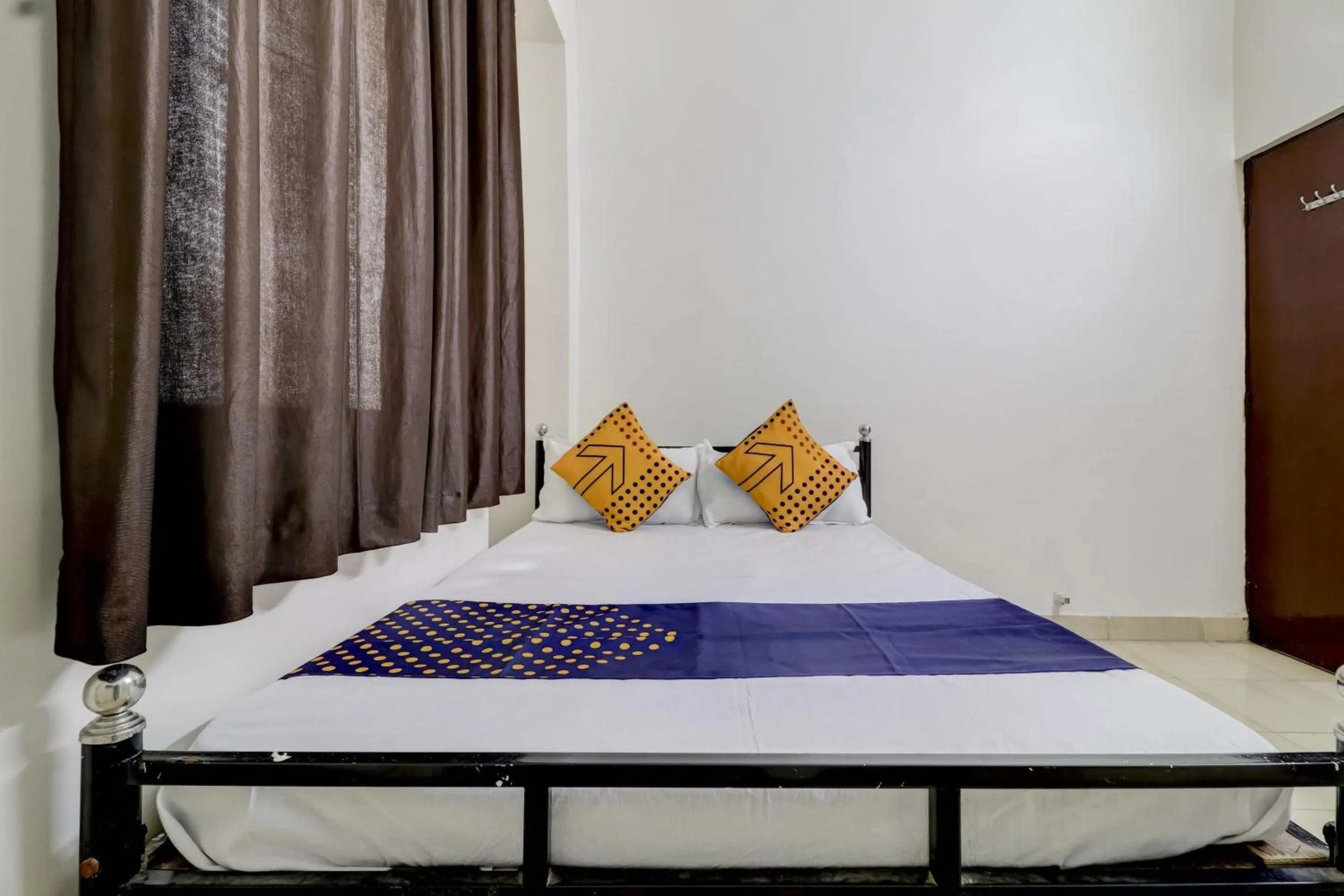 Bedroom in Hotel O Royal Rest Rooms