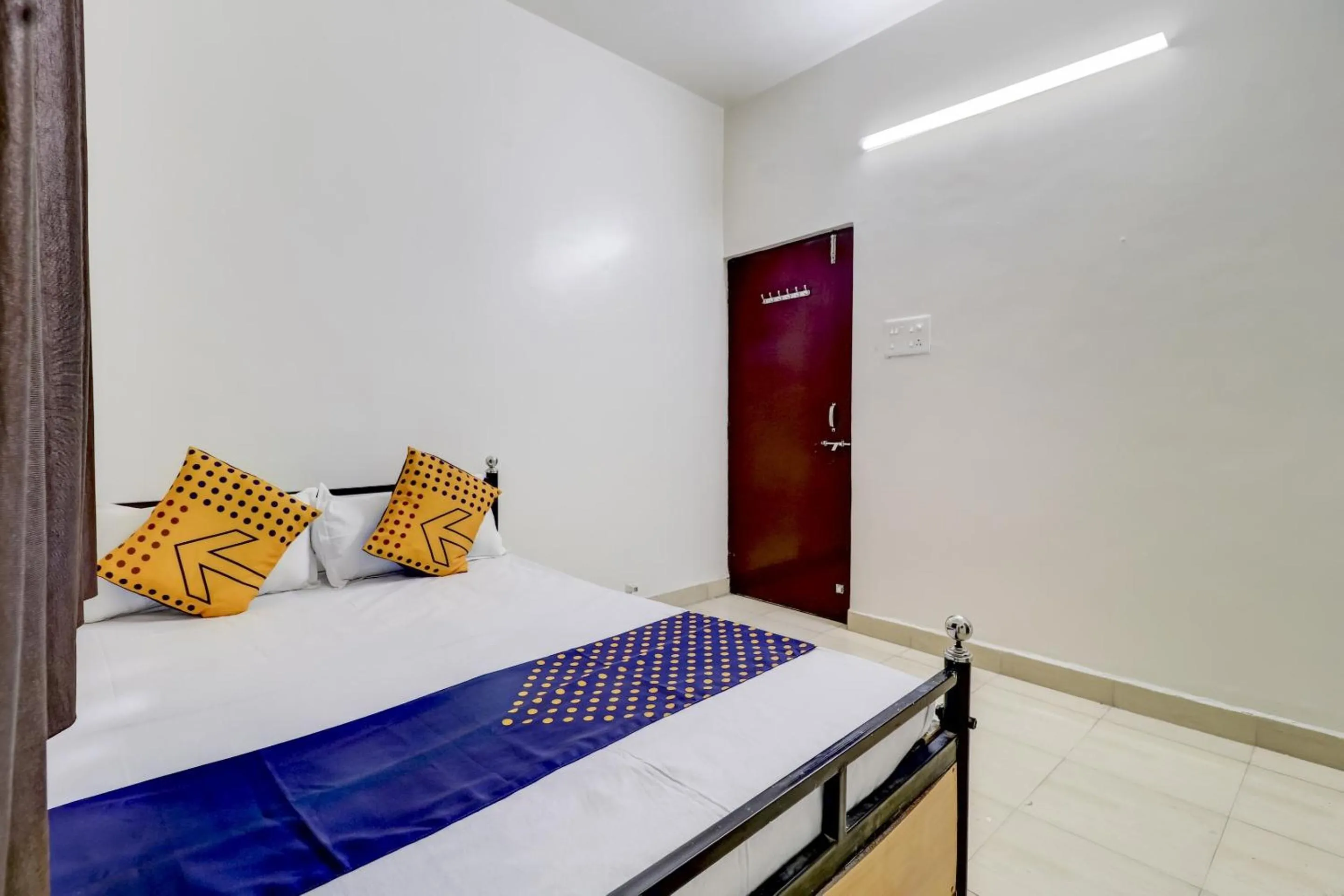 Facade/entrance, Bed in Hotel O Royal Rest Rooms