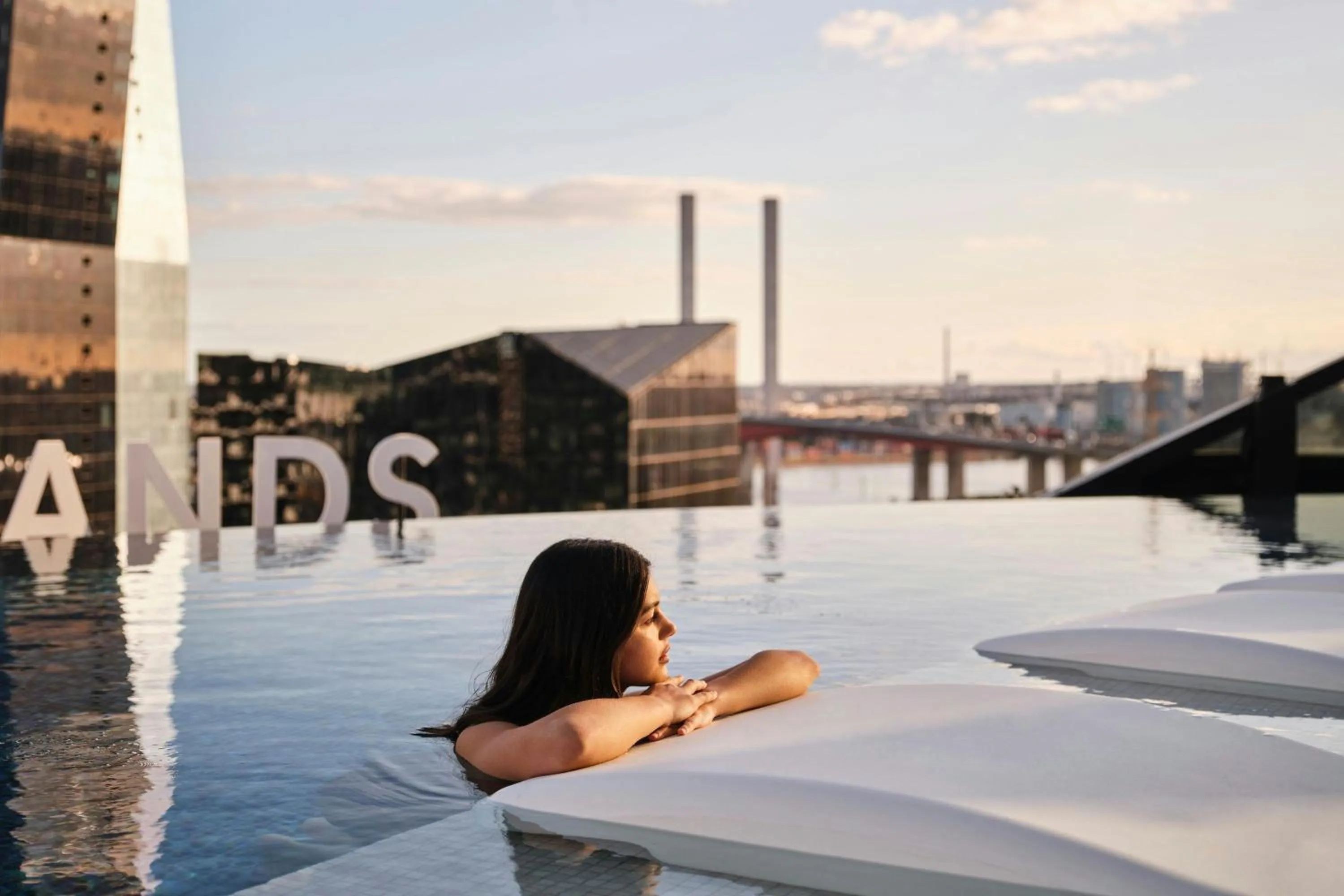 Swimming pool in Melbourne Marriott Hotel Docklands