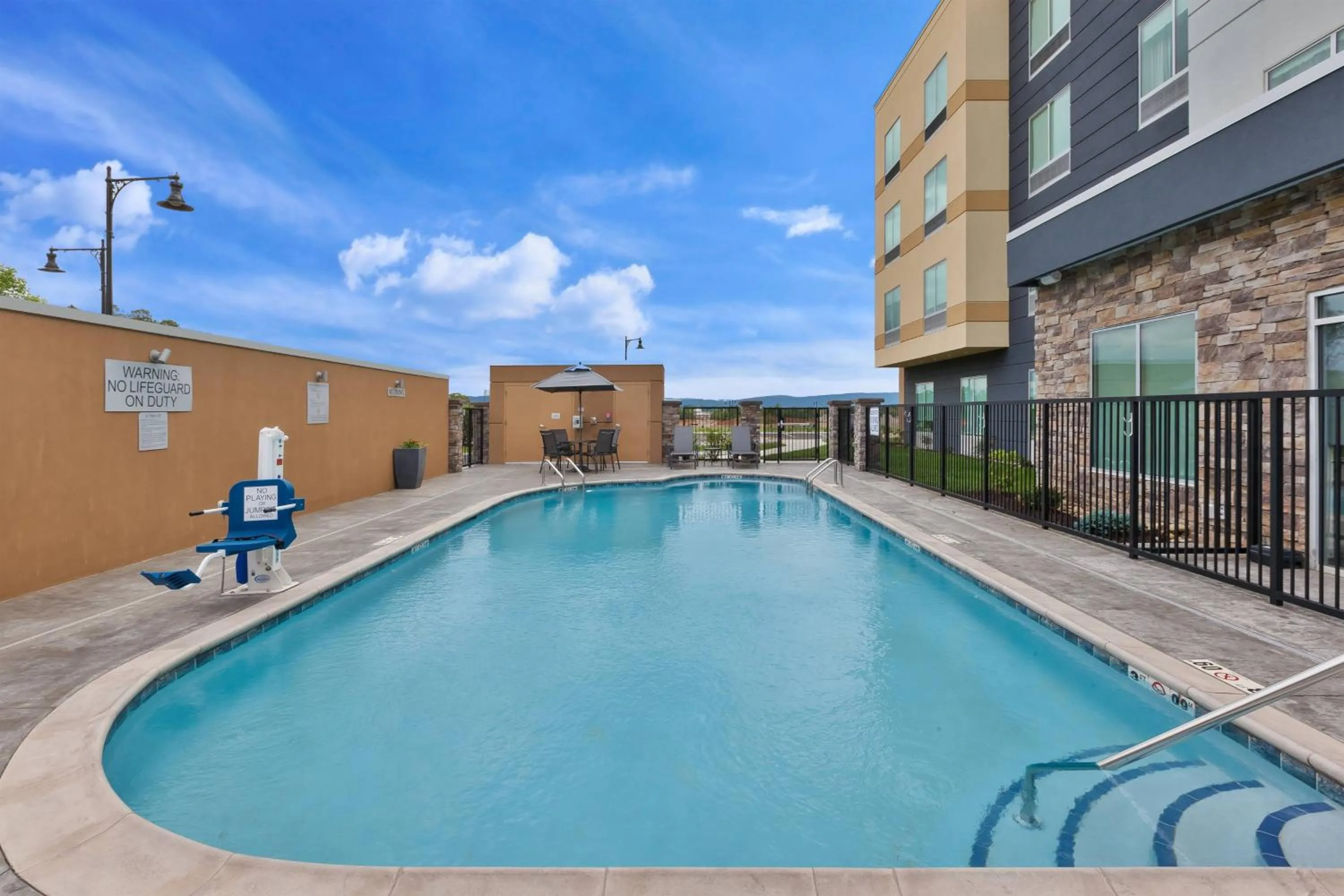 Swimming pool in Fairfield by Marriott Inn & Suites Knoxville Airport Alcoa