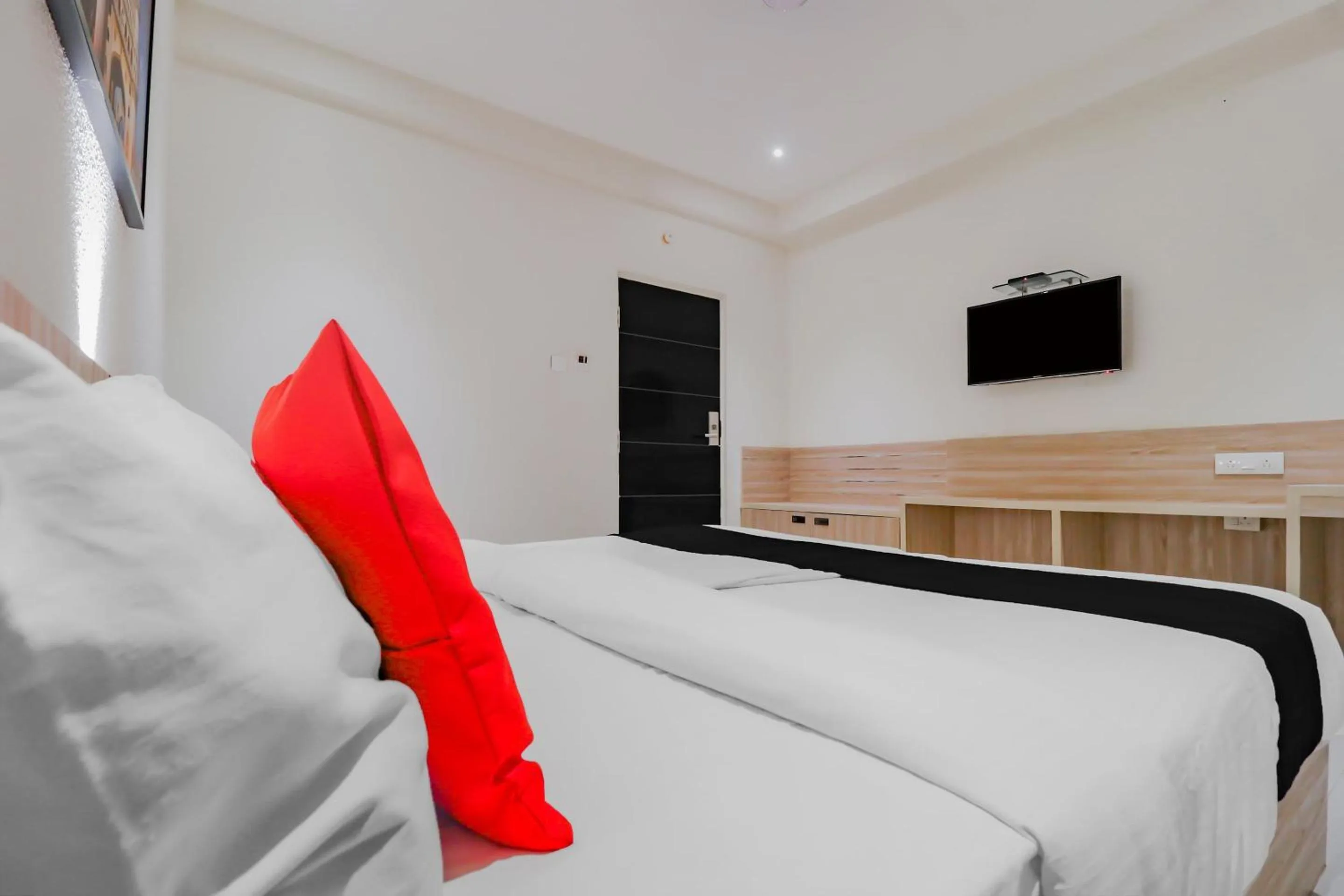 Bedroom, Bed in Capital O Royal Keys Near Brookfield Mall, AECS Layout