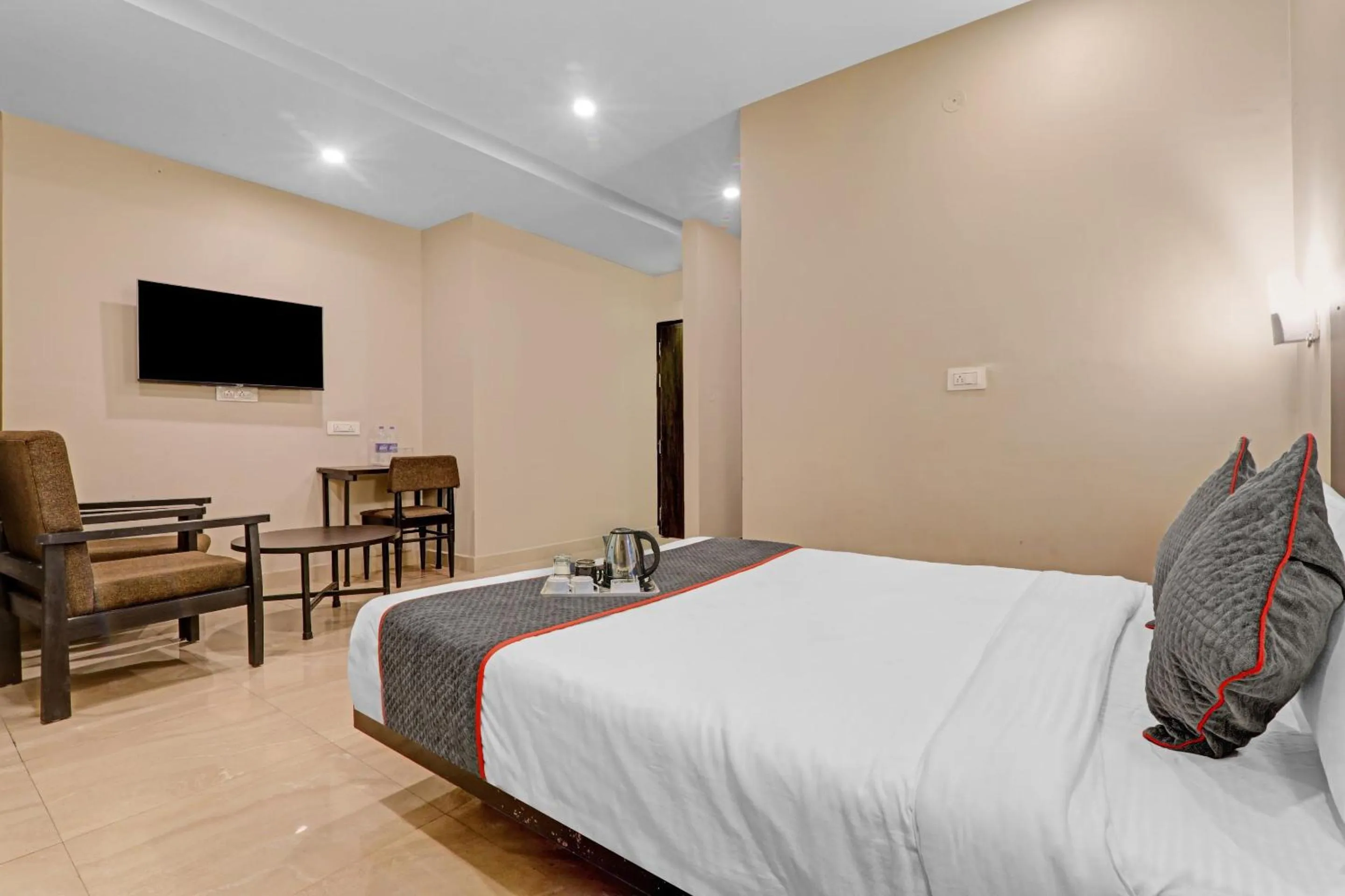 Bedroom in Super Townhouse Amaraa Hotel Near Phoenix Palassio