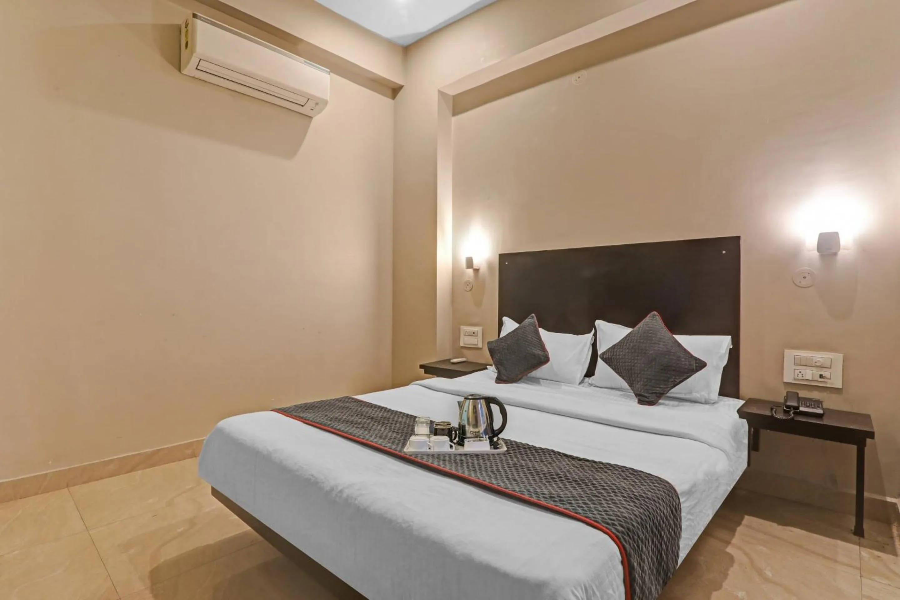 Bedroom in Super Townhouse Amaraa Hotel Near Phoenix Palassio