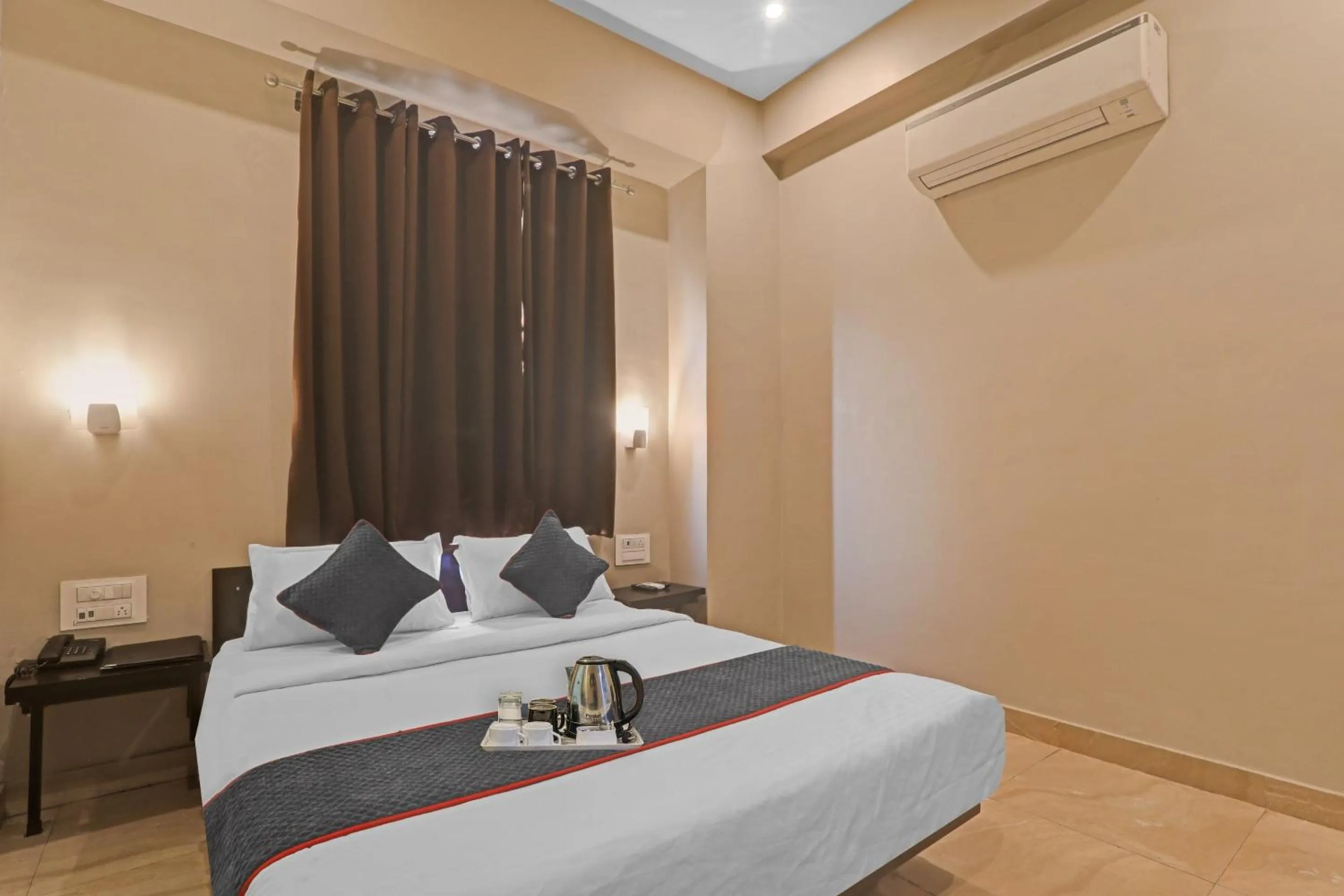 Bedroom in Super Townhouse Amaraa Hotel Near Phoenix Palassio