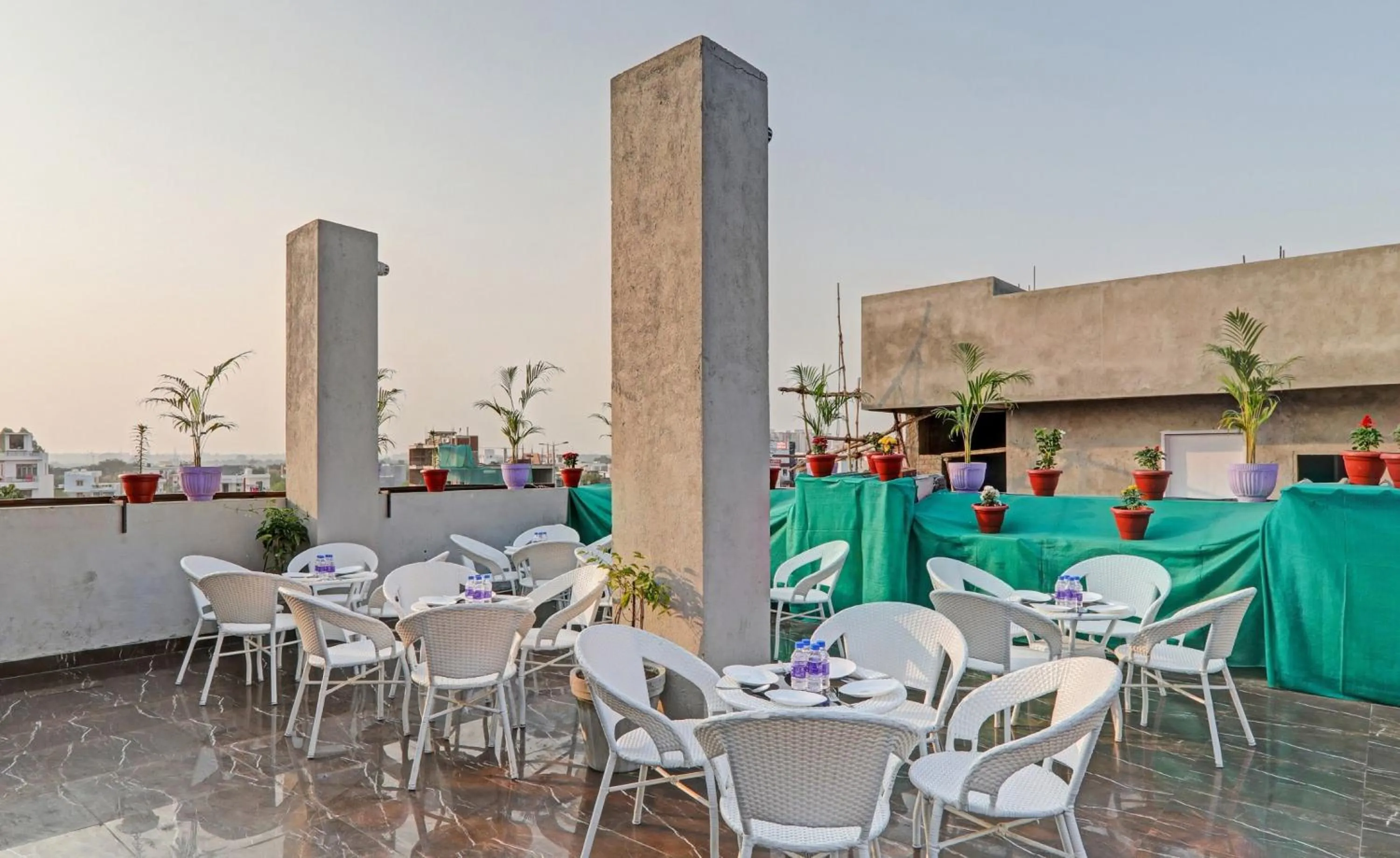 Restaurant/places to eat in Super Townhouse Amaraa Hotel Near Phoenix Palassio