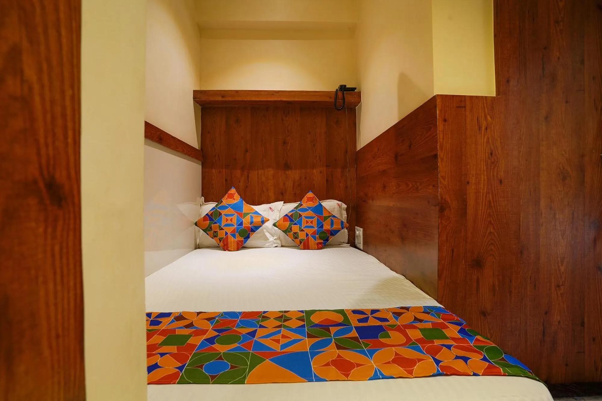 Bed in Via Super 7 Inn- Nr Rabale Station