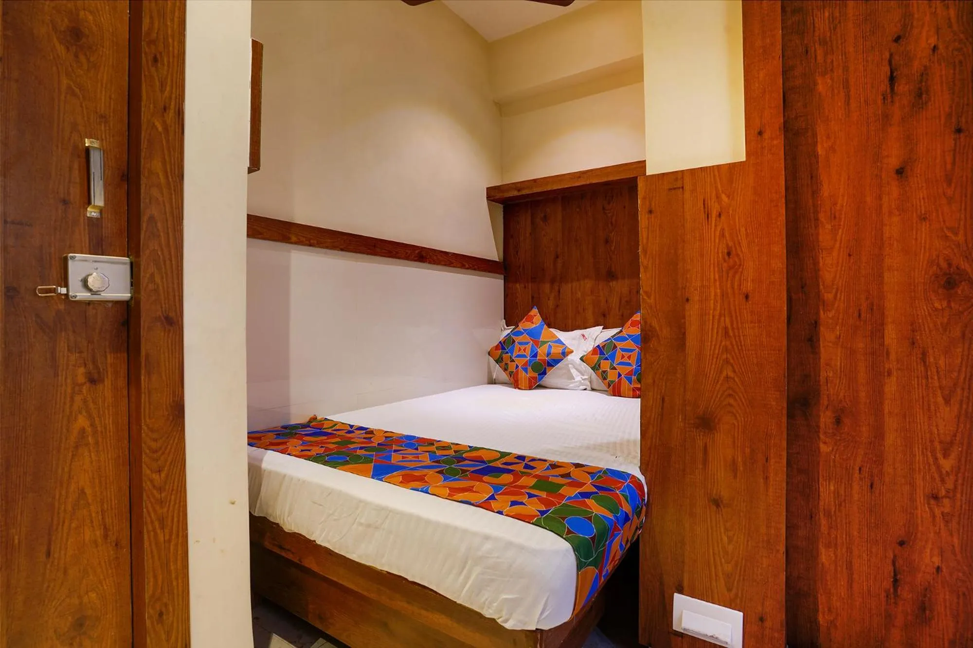 Bed in Via Super 7 Inn- Nr Rabale Station