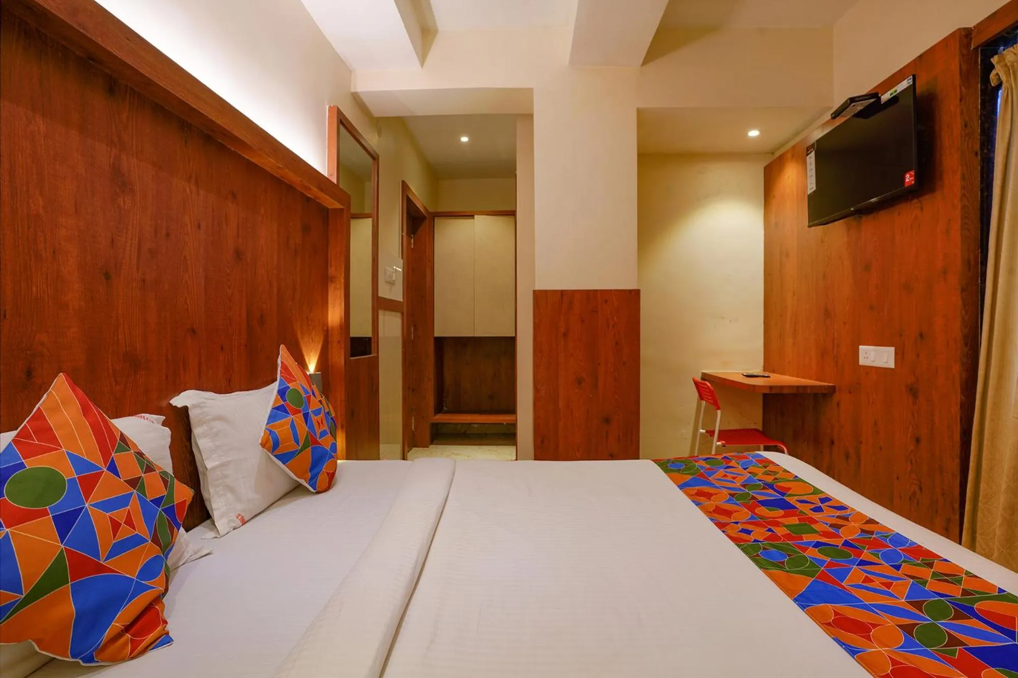 Bed in Via Super 7 Inn- Nr Rabale Station