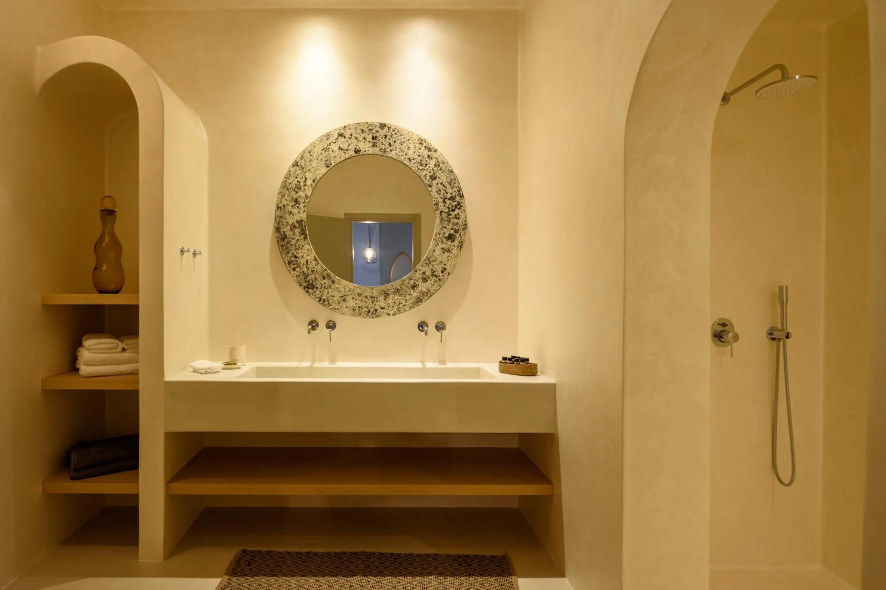 Shower in Este Luxury Suites