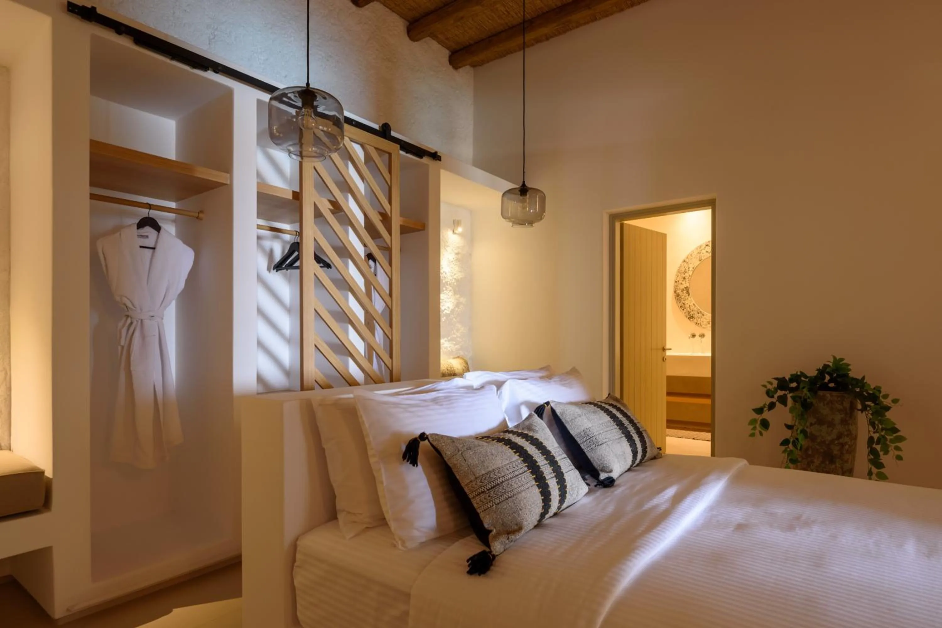 Shower, Bed in Este Luxury Suites