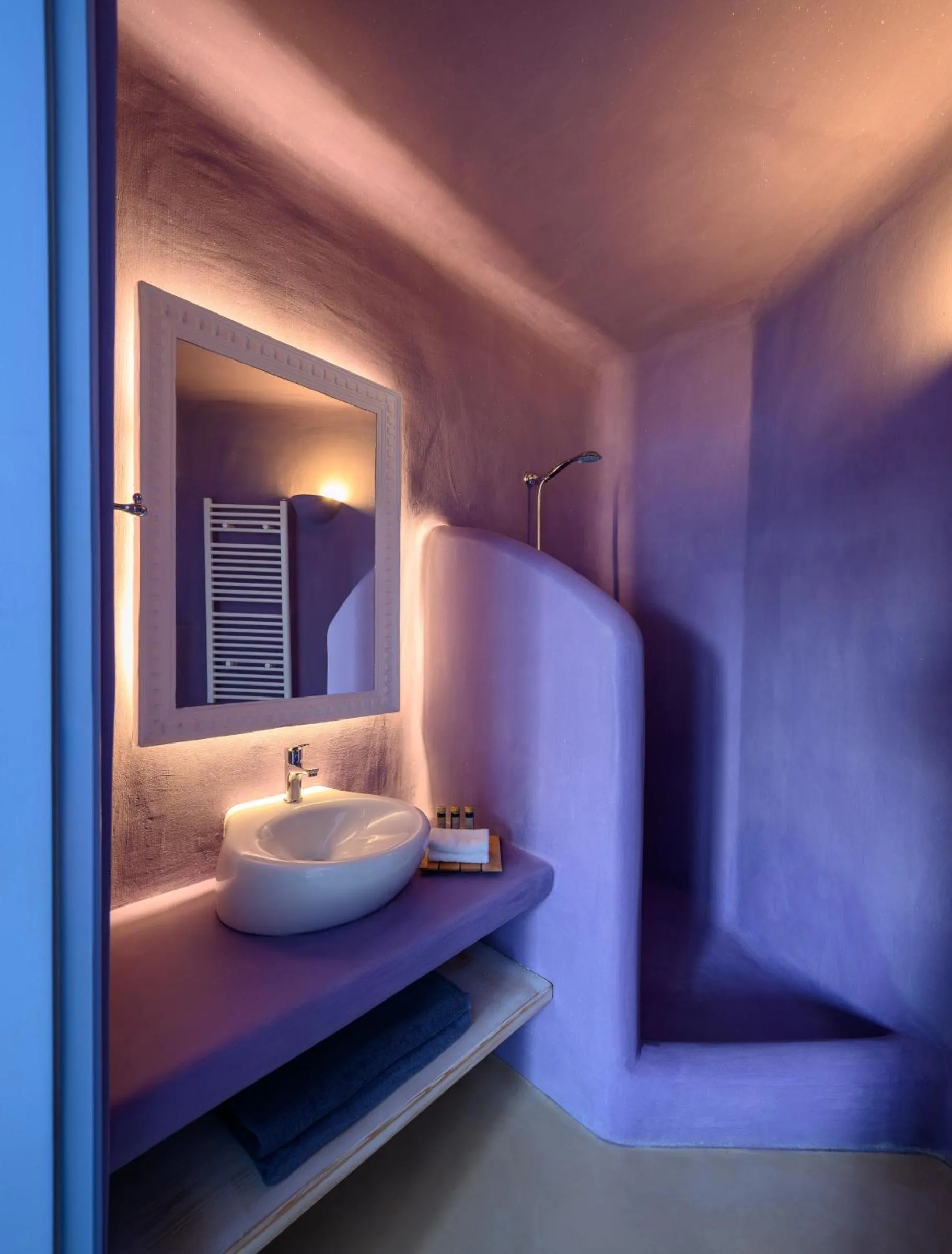 Shower, Bed in Este Luxury Suites