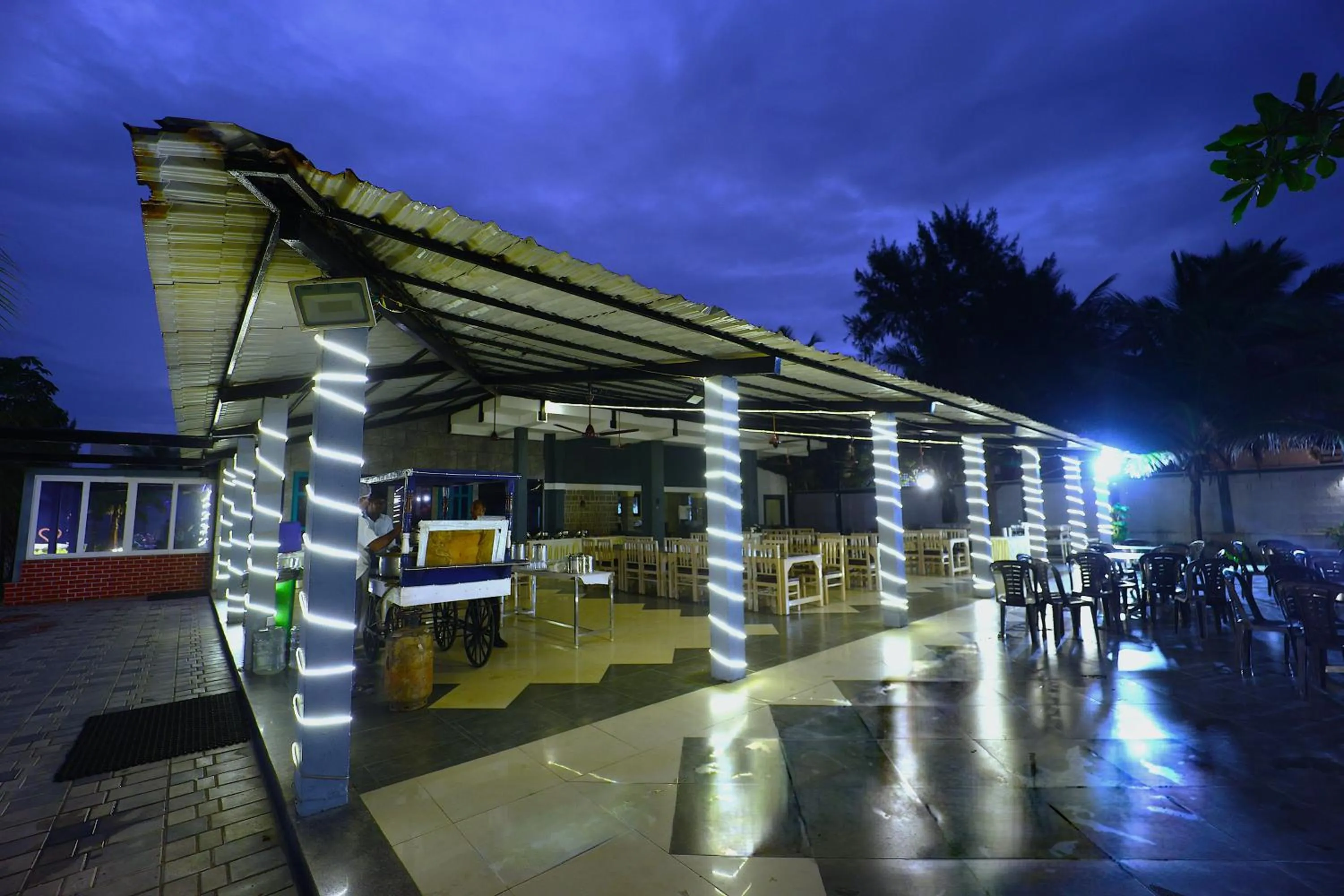 Restaurant/places to eat in coral beach resort