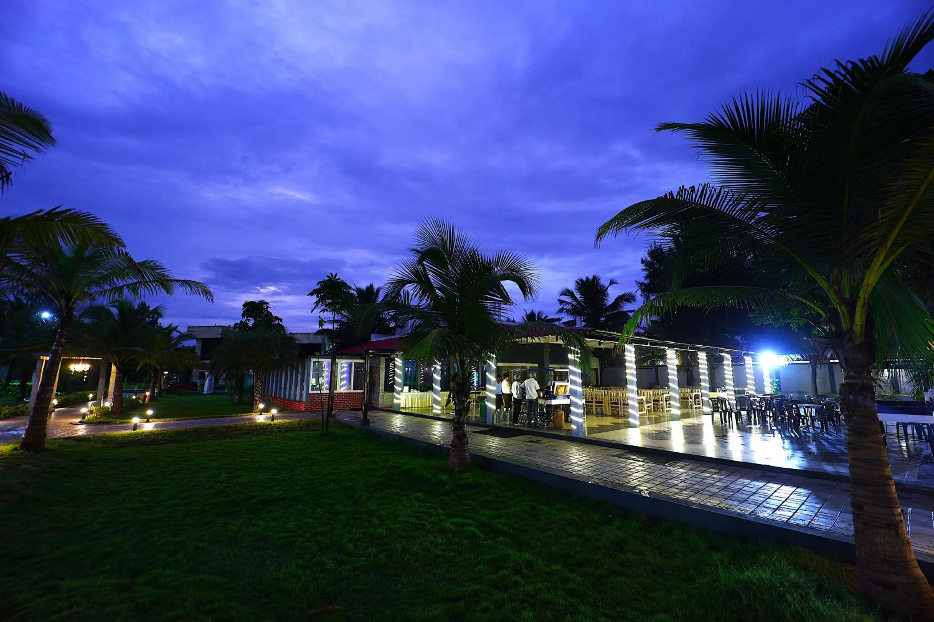 Restaurant/places to eat in coral beach resort