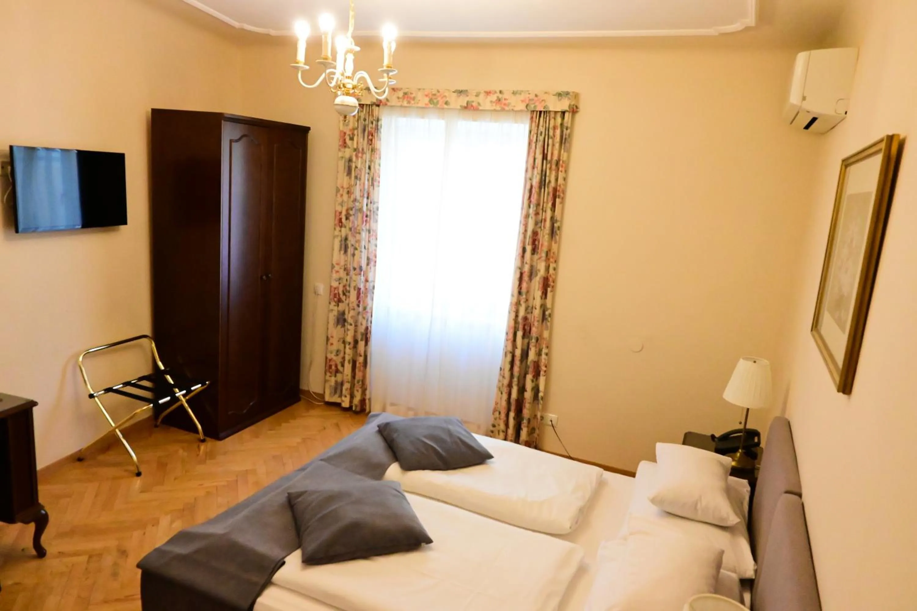 TV and multimedia, Bed in Palais-Hotel Erzherzog Johann