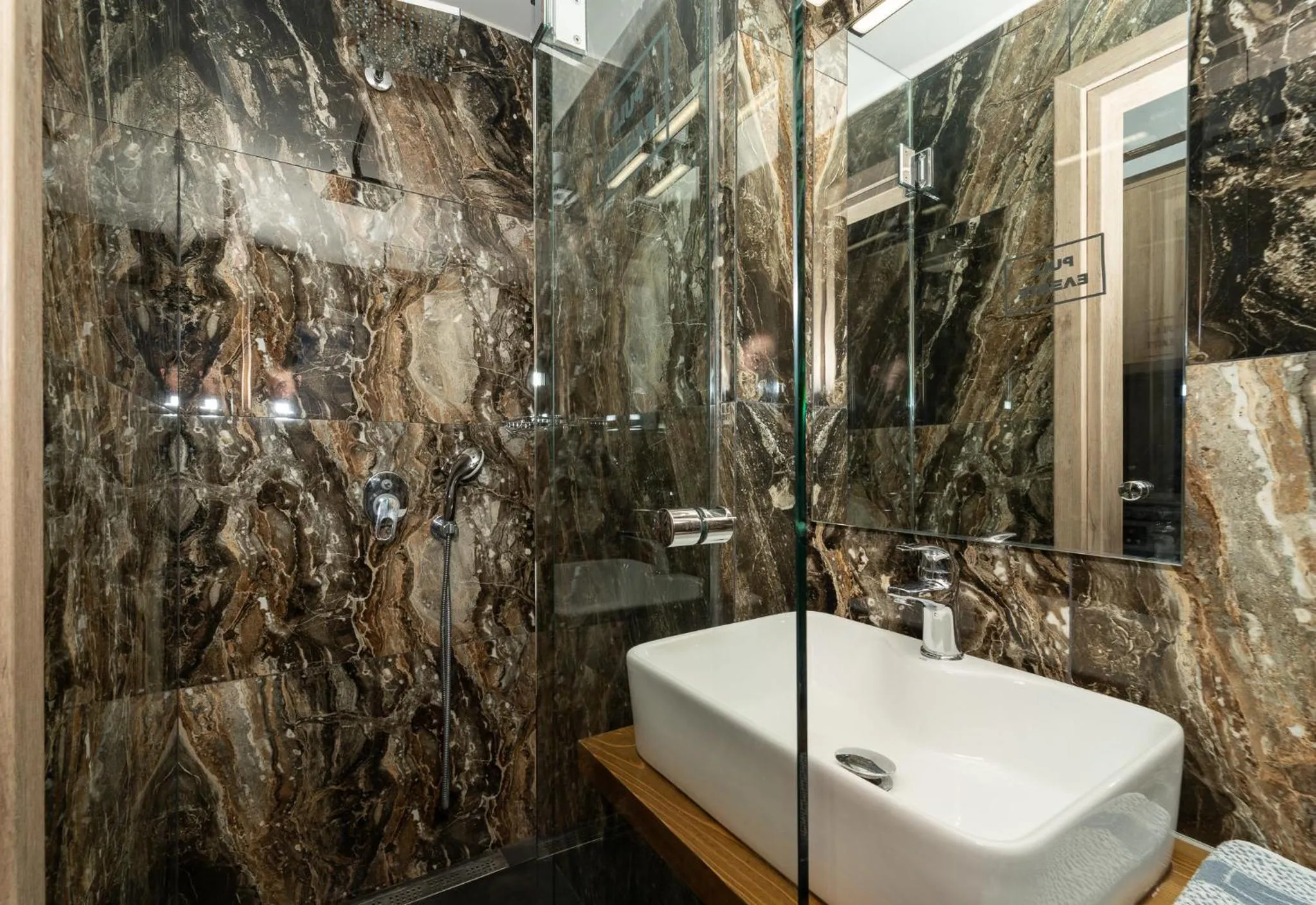 Shower in CARLOS MANSION LUXURY SUITES
