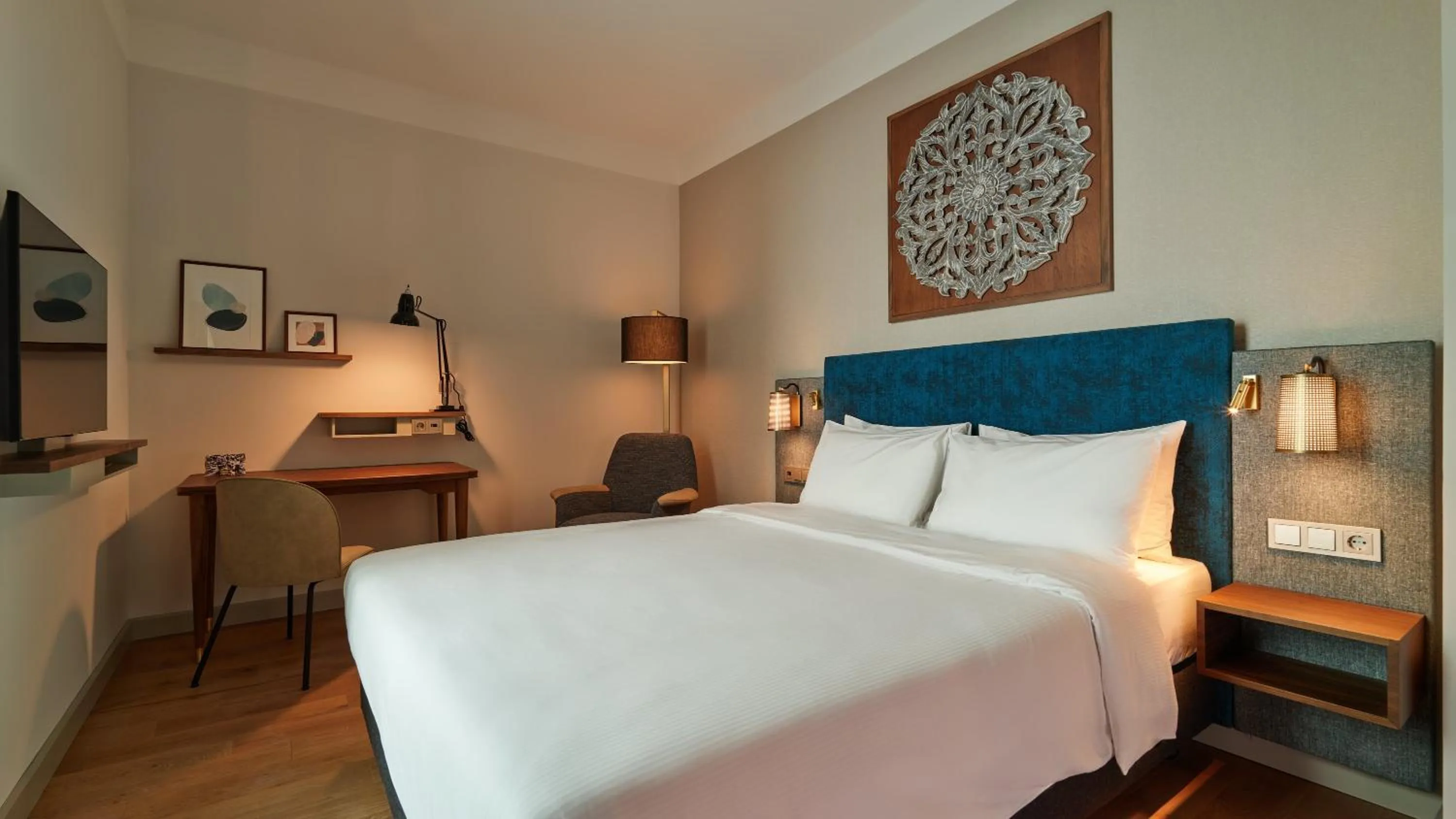 Photo of the whole room, Bed in voco The Hague by IHG