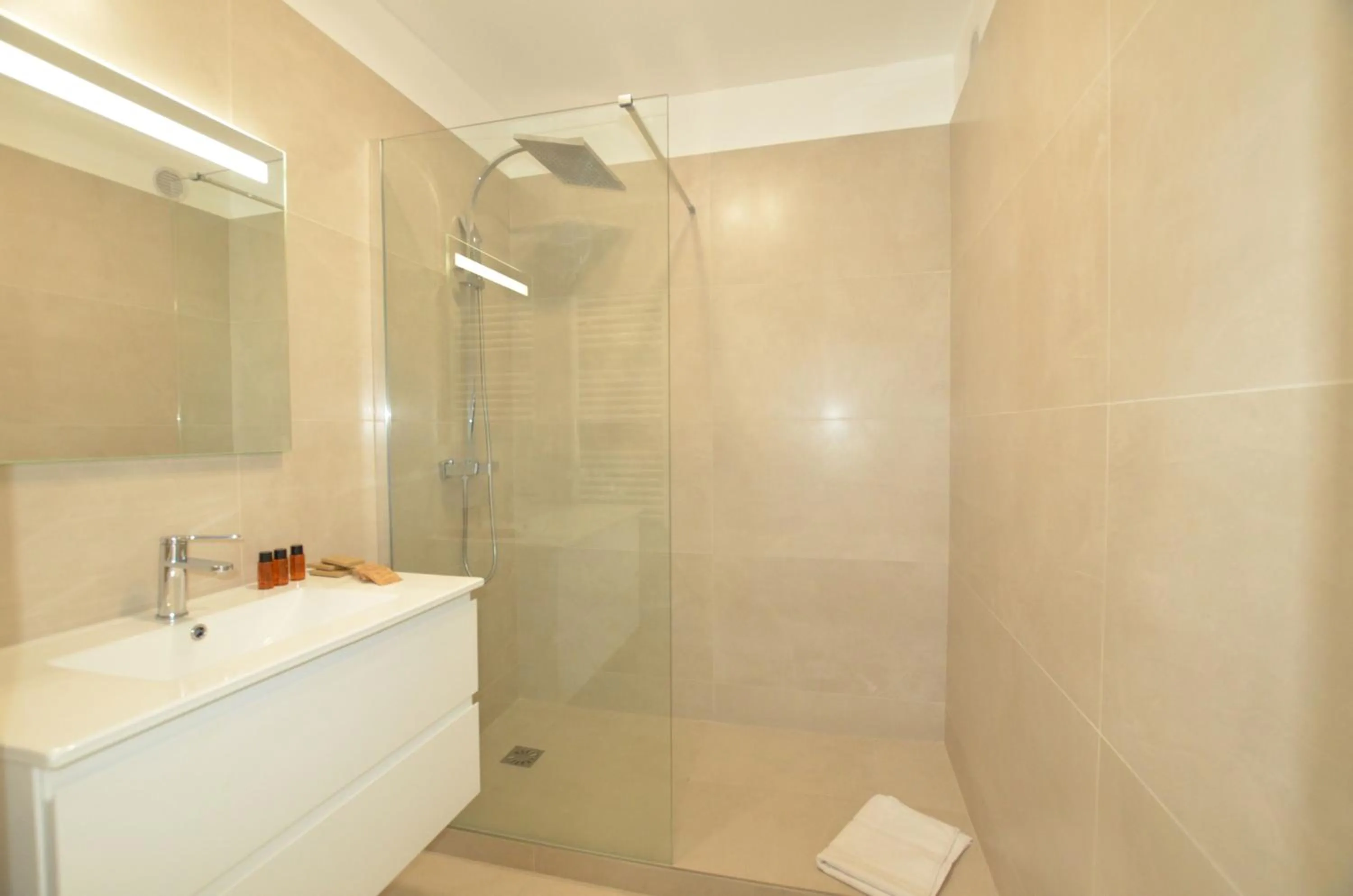 Shower in La Perle d'Eze - Aparthotel