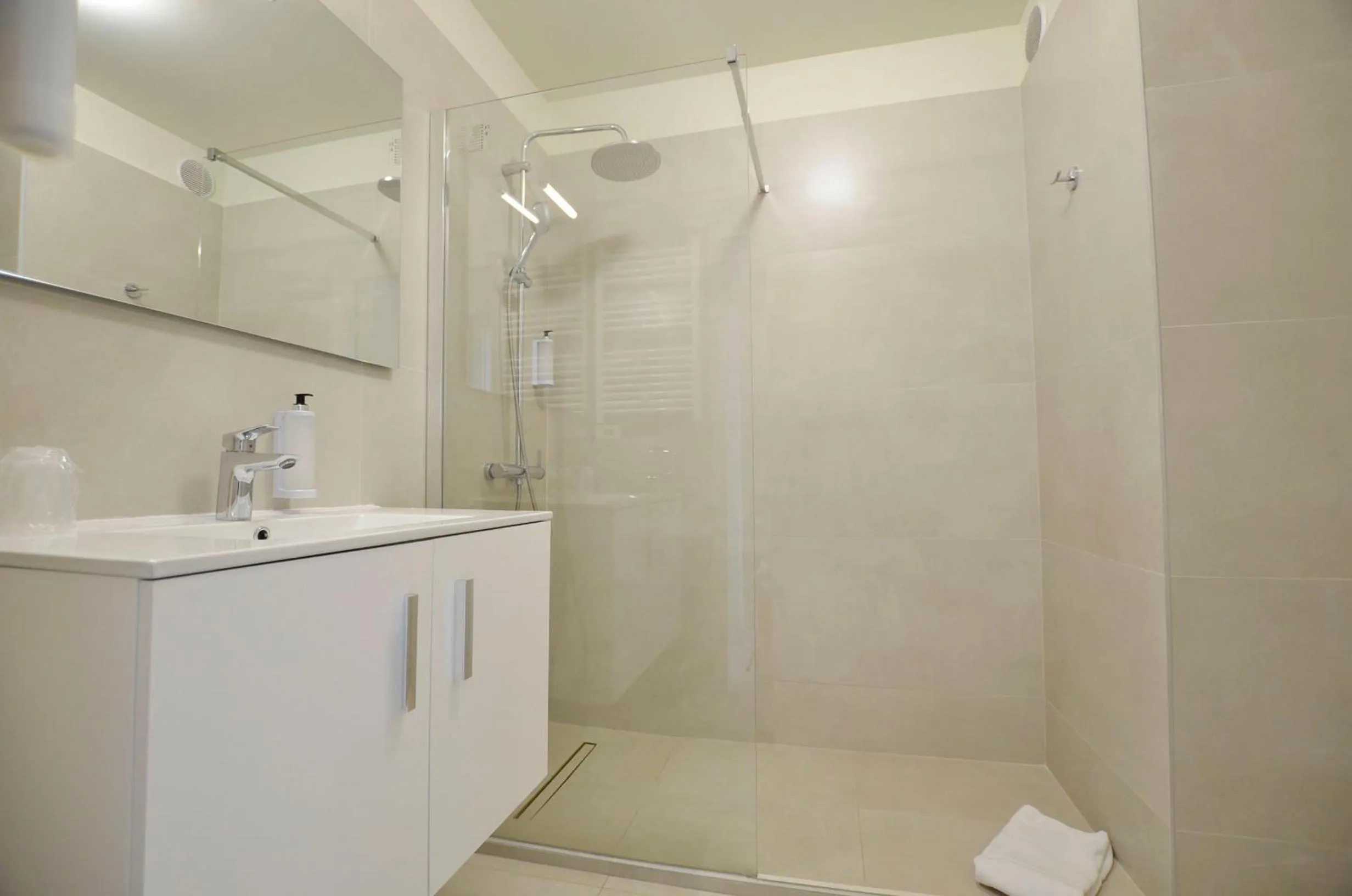 Shower in La Perle d'Eze - Aparthotel