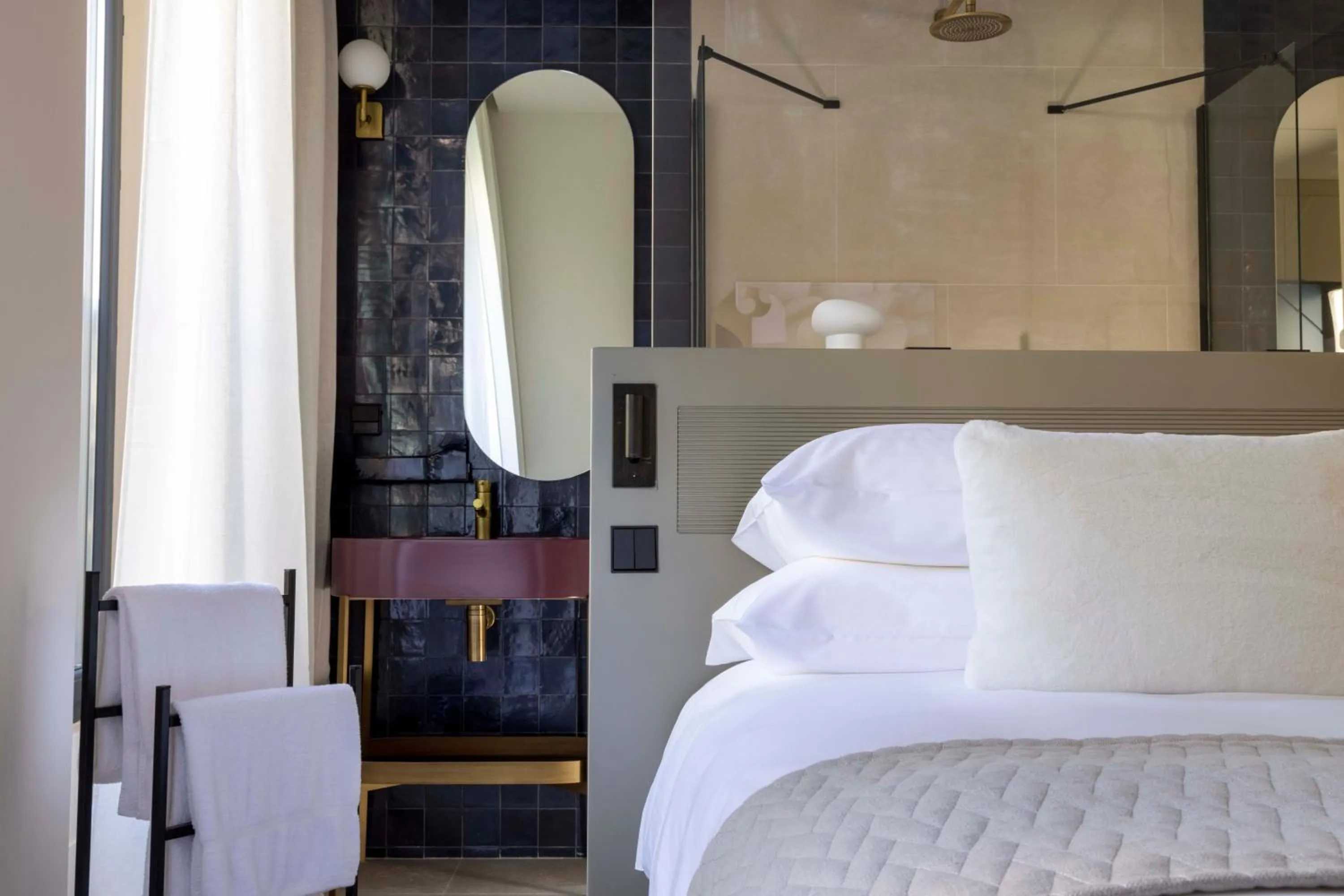 Bedroom, Bed in Ikonik Jean Médecin