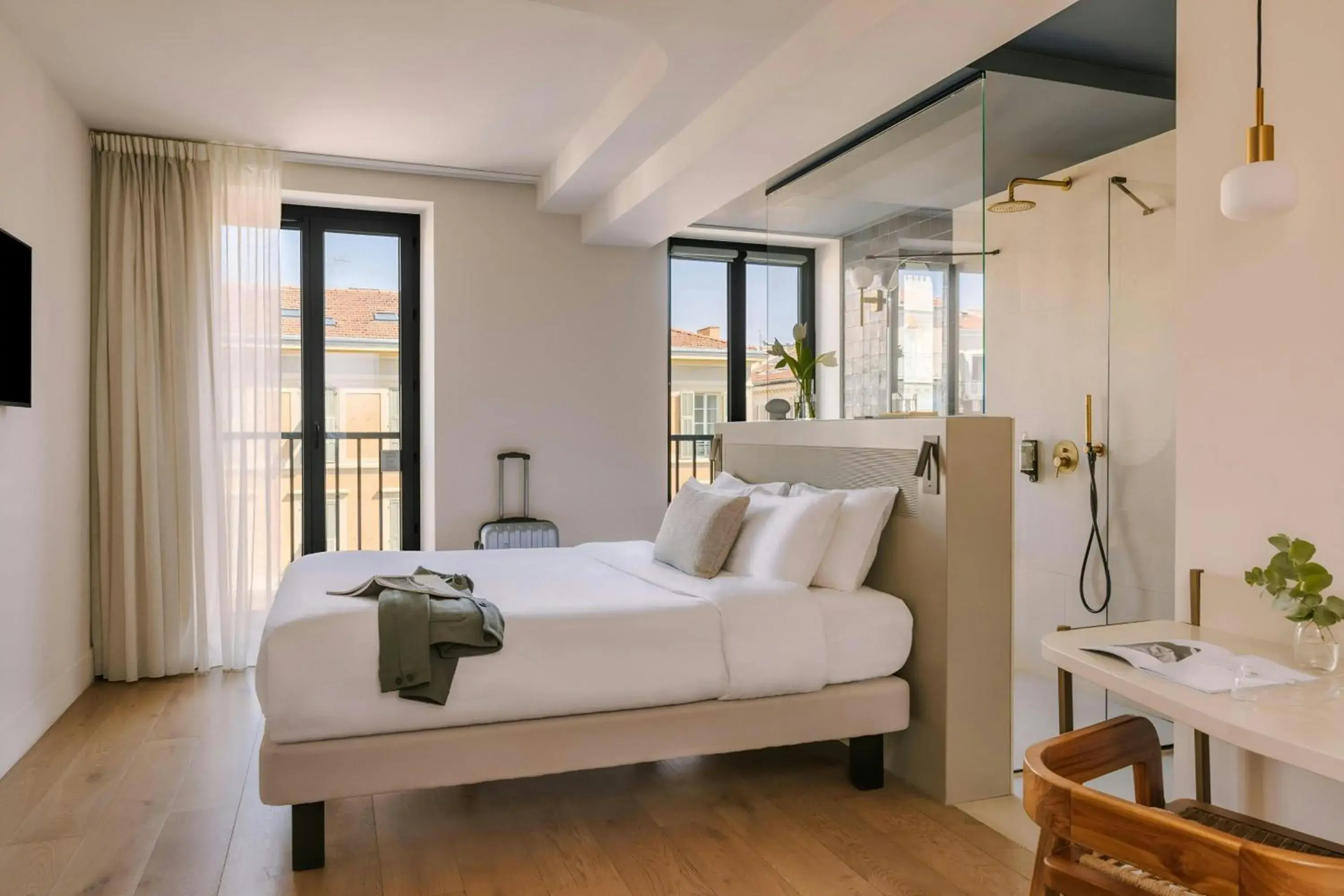 Spacious Queen Room in Yelo Jean Médecin Hotel, Sonder by Marriott Bonvoy Spacious Queen Room in Yelo Jean Médecin Hotel, Sonder by Marriott Bonvoy