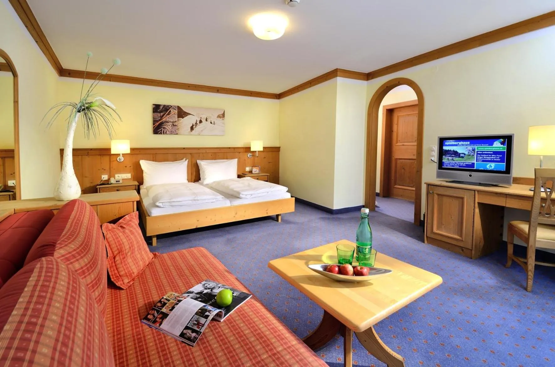 Photo of the whole room, Bed in eva,VILLAGE