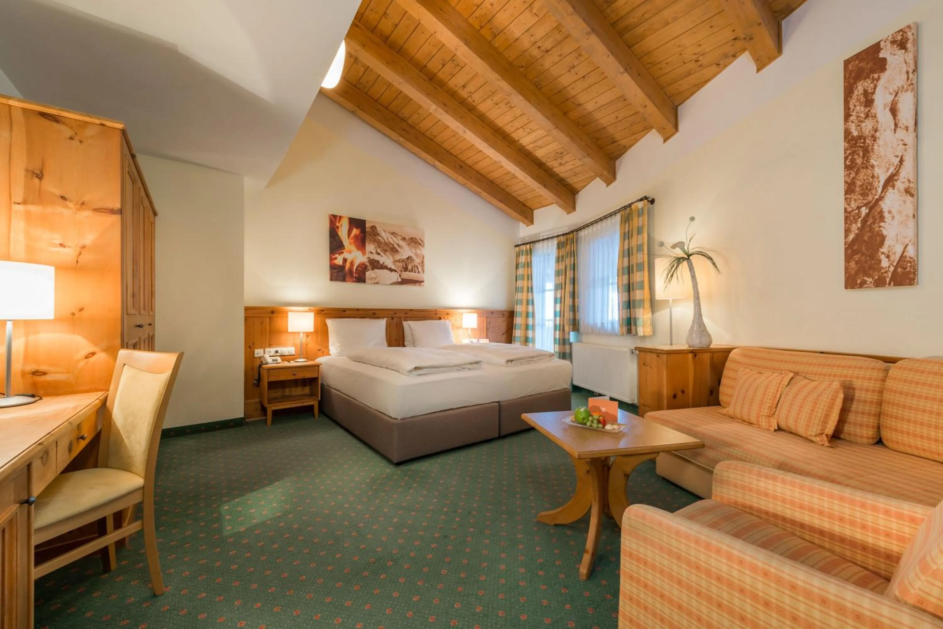 Photo of the whole room, Bed in eva,VILLAGE