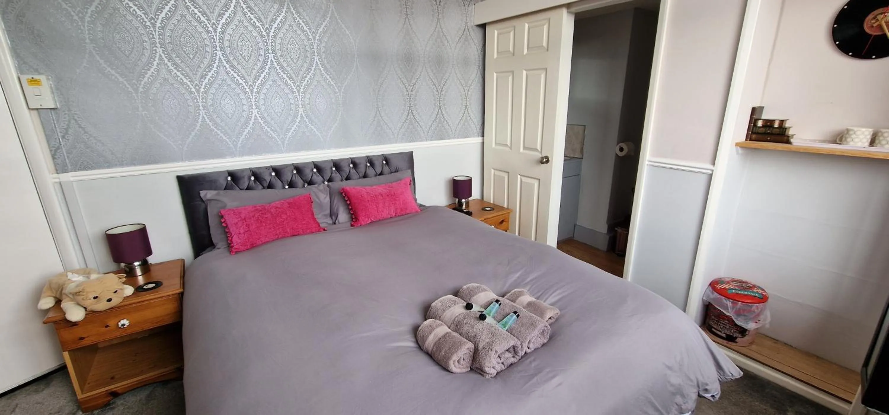 Photo of the whole room, Bed in Cherrylee