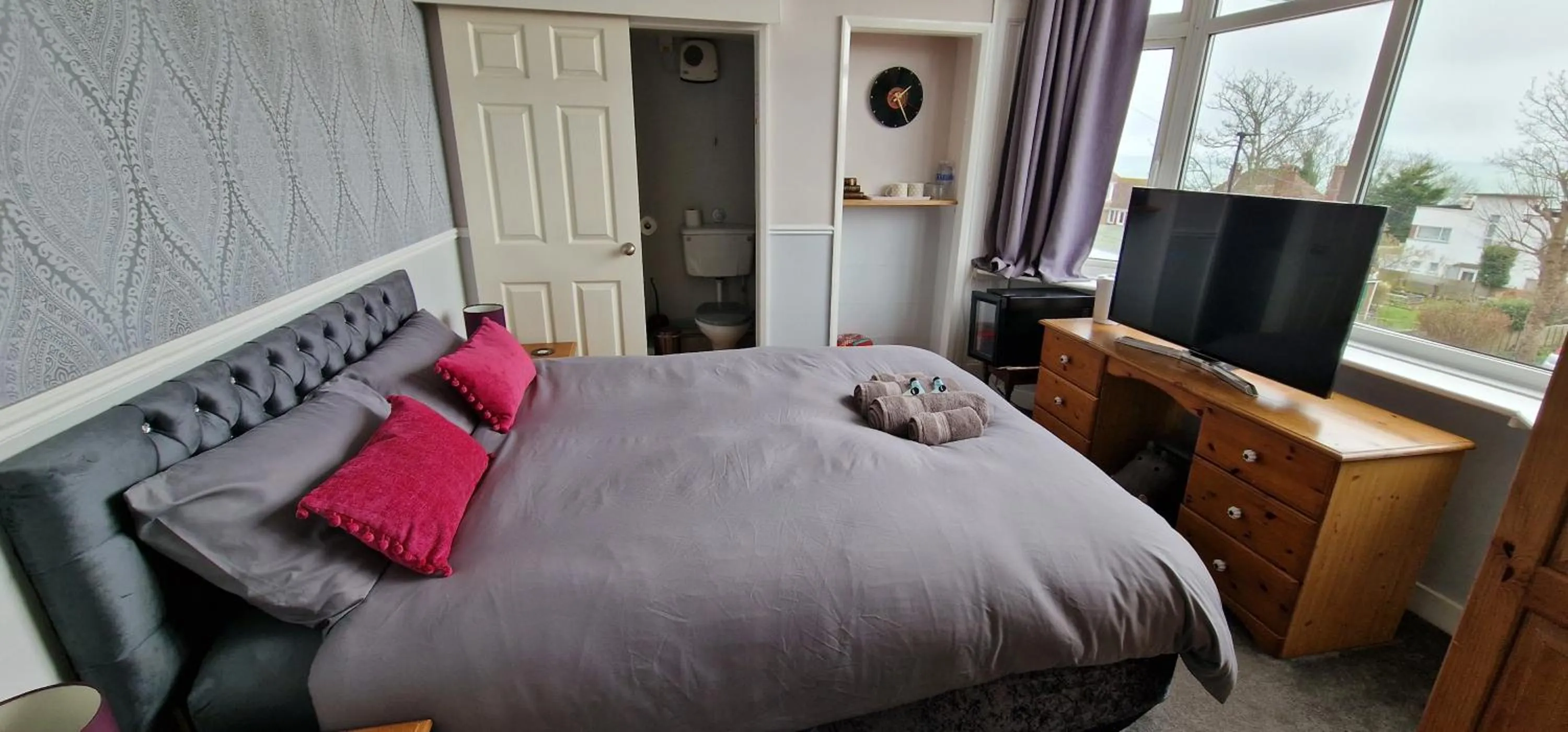 Photo of the whole room, Bed in Cherrylee