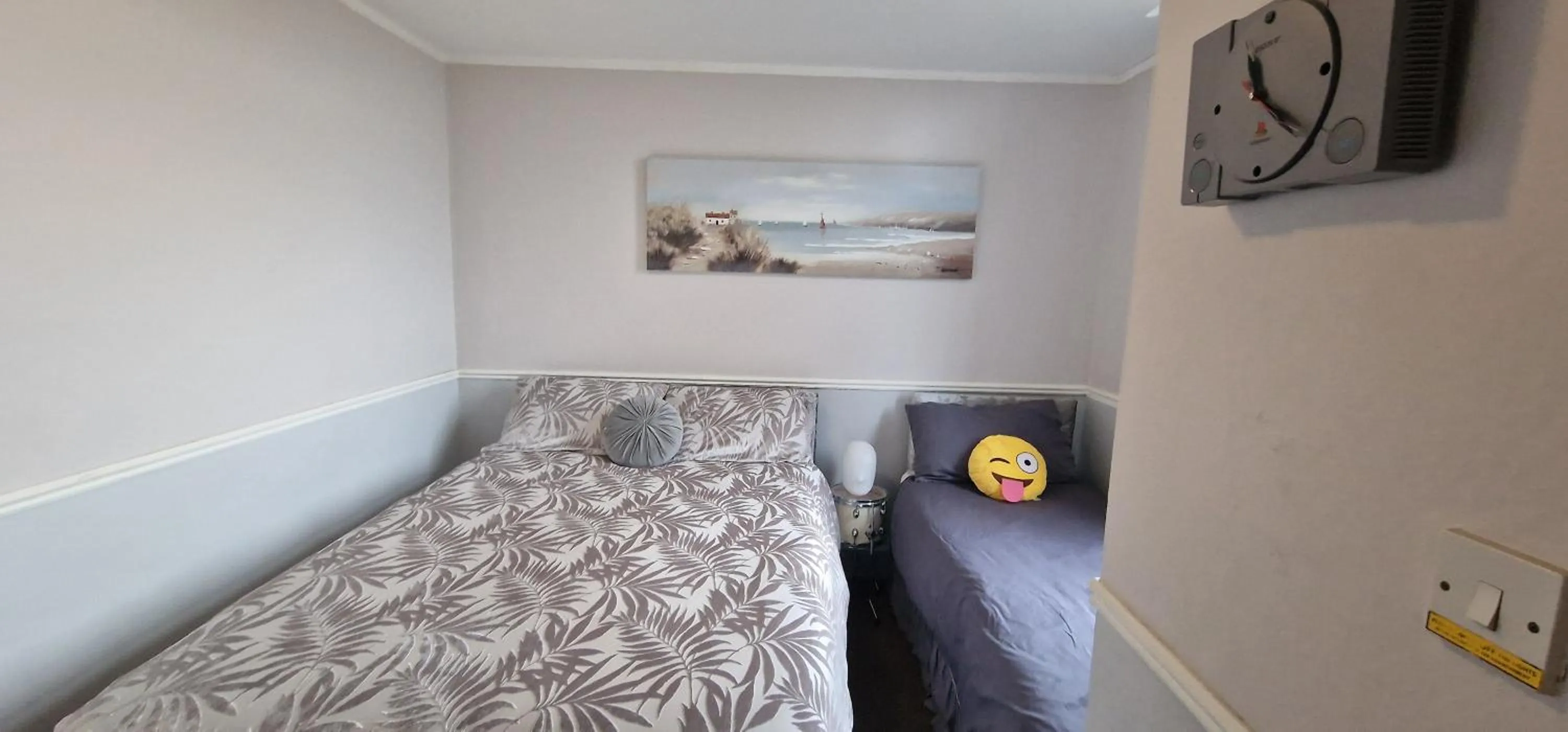 Photo of the whole room, Bed in Cherrylee