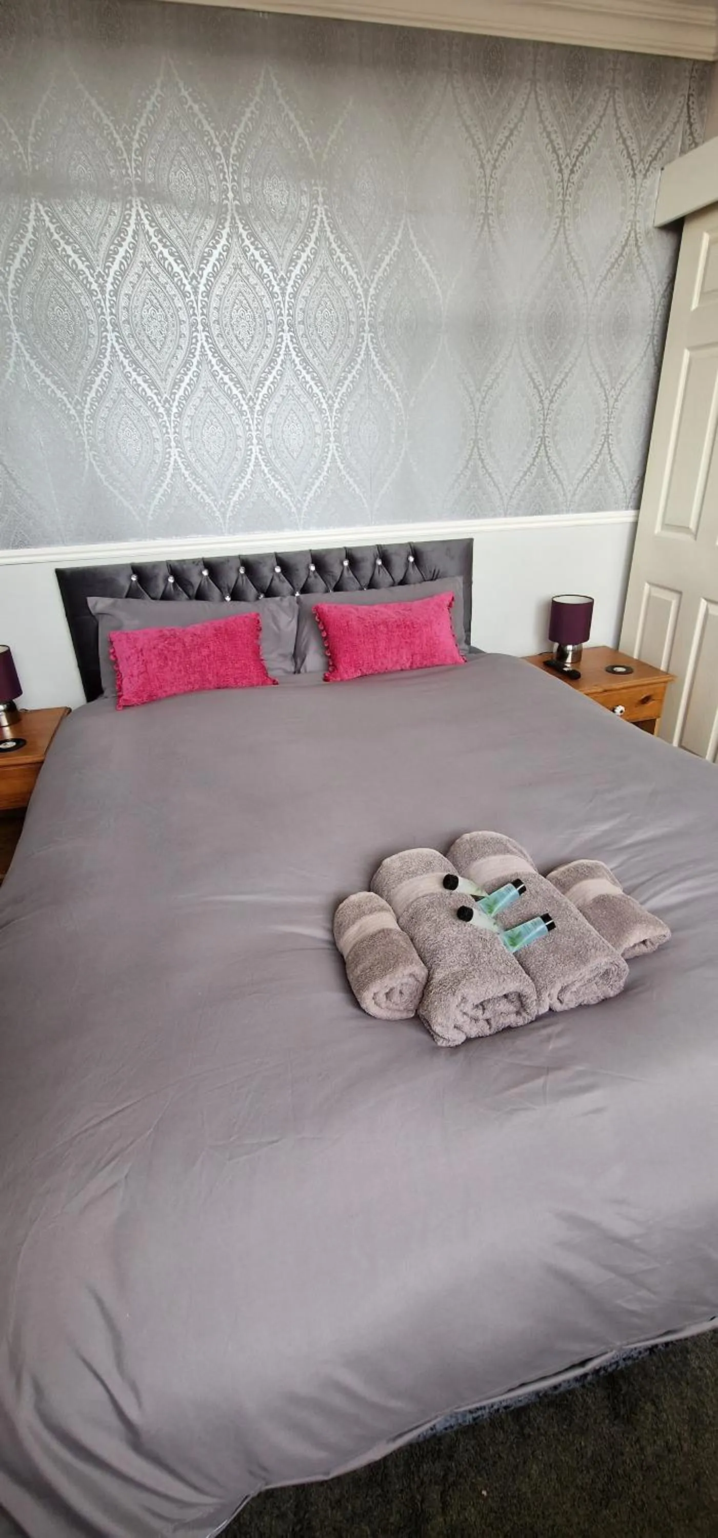 Photo of the whole room, Bed in Cherrylee