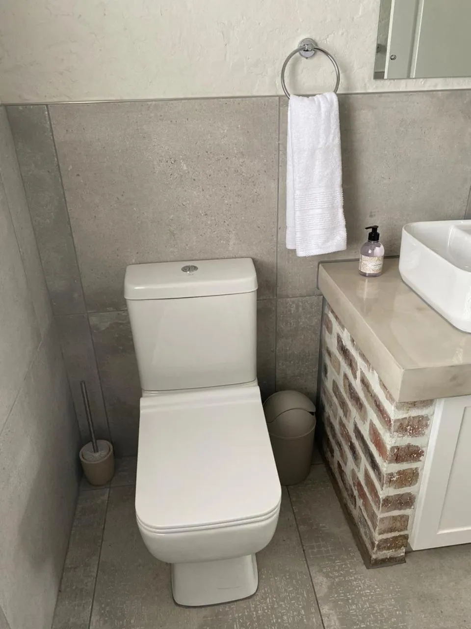 Toilet in Pont de Val - La Rivière Apartments