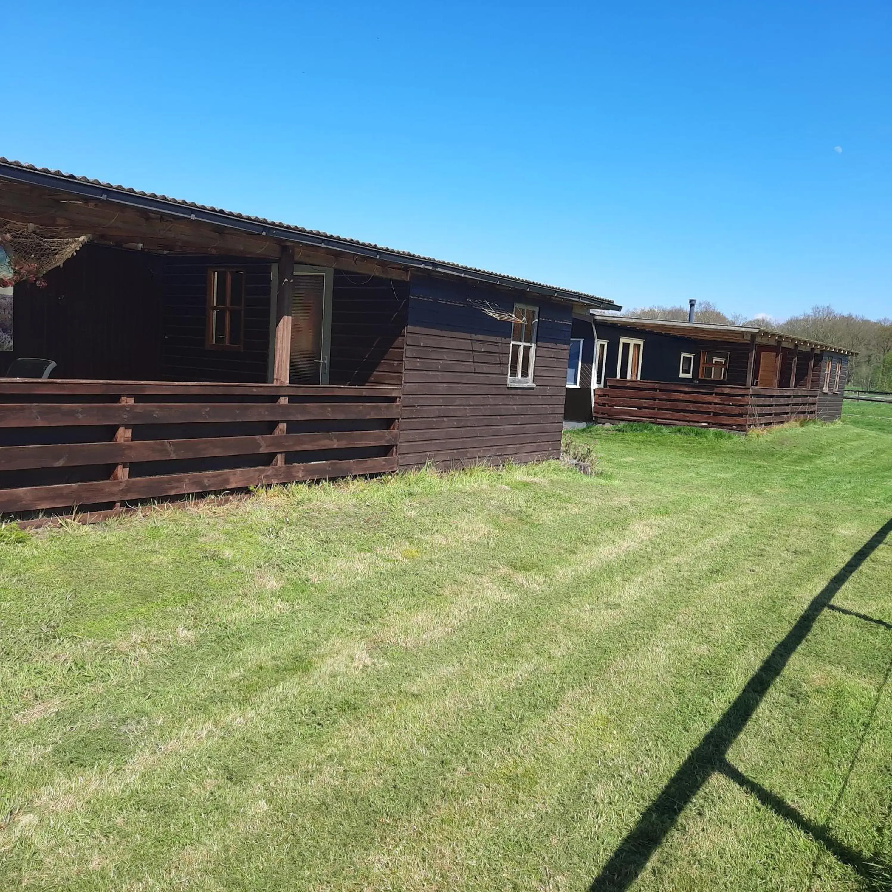 Unieke vriendenkamer met bedstedes tot 11 personen en 2 rustig gelegen chalets 2 en 4 persoons te huur! Unieke vriendenkamer met bedstedes tot 11 personen en 2 rustig gelegen chalets 2 en 4 persoons te huur!