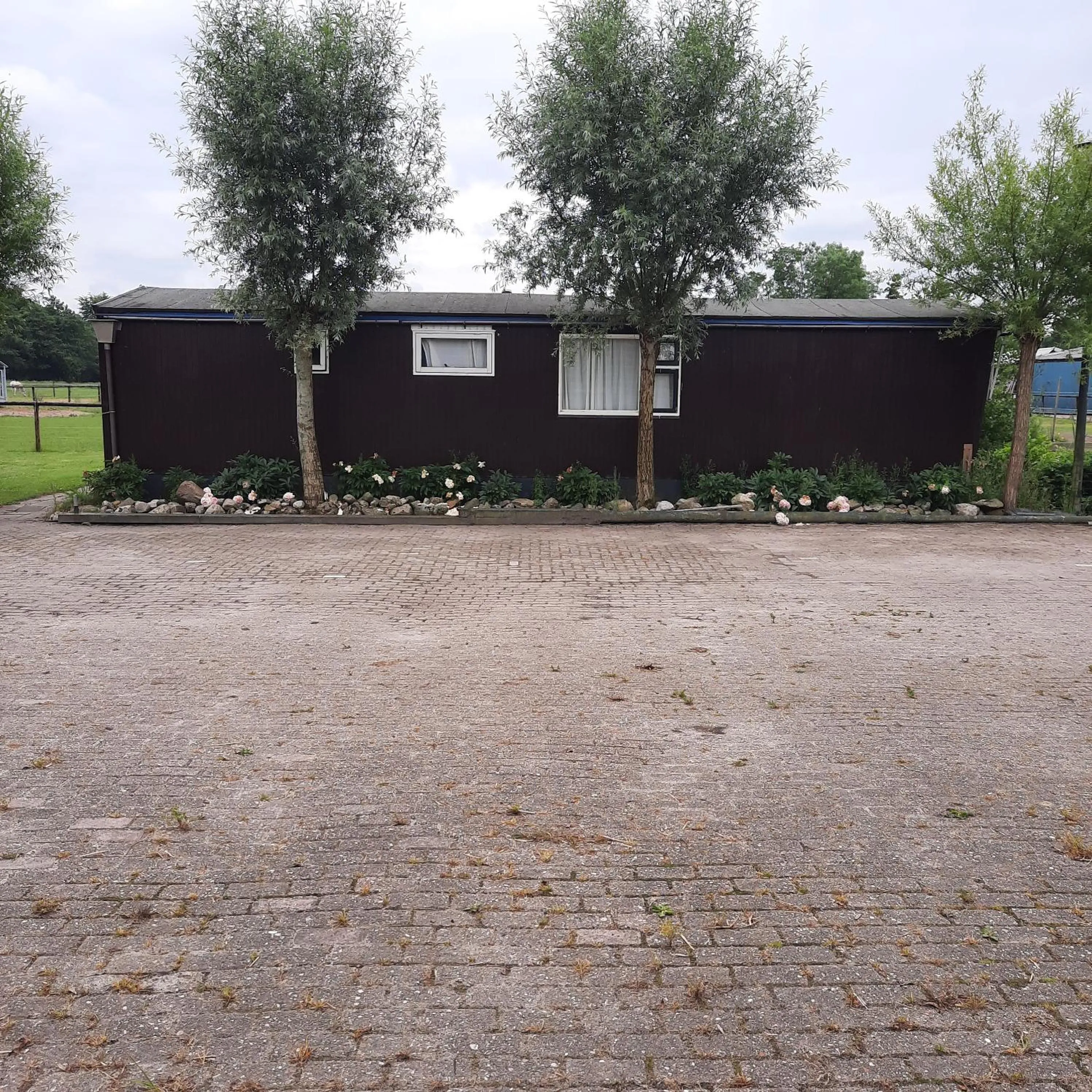 Unieke vriendenkamer met bedstedes tot 11 personen en 2 rustig gelegen chalets 2 en 4 persoons te huur!