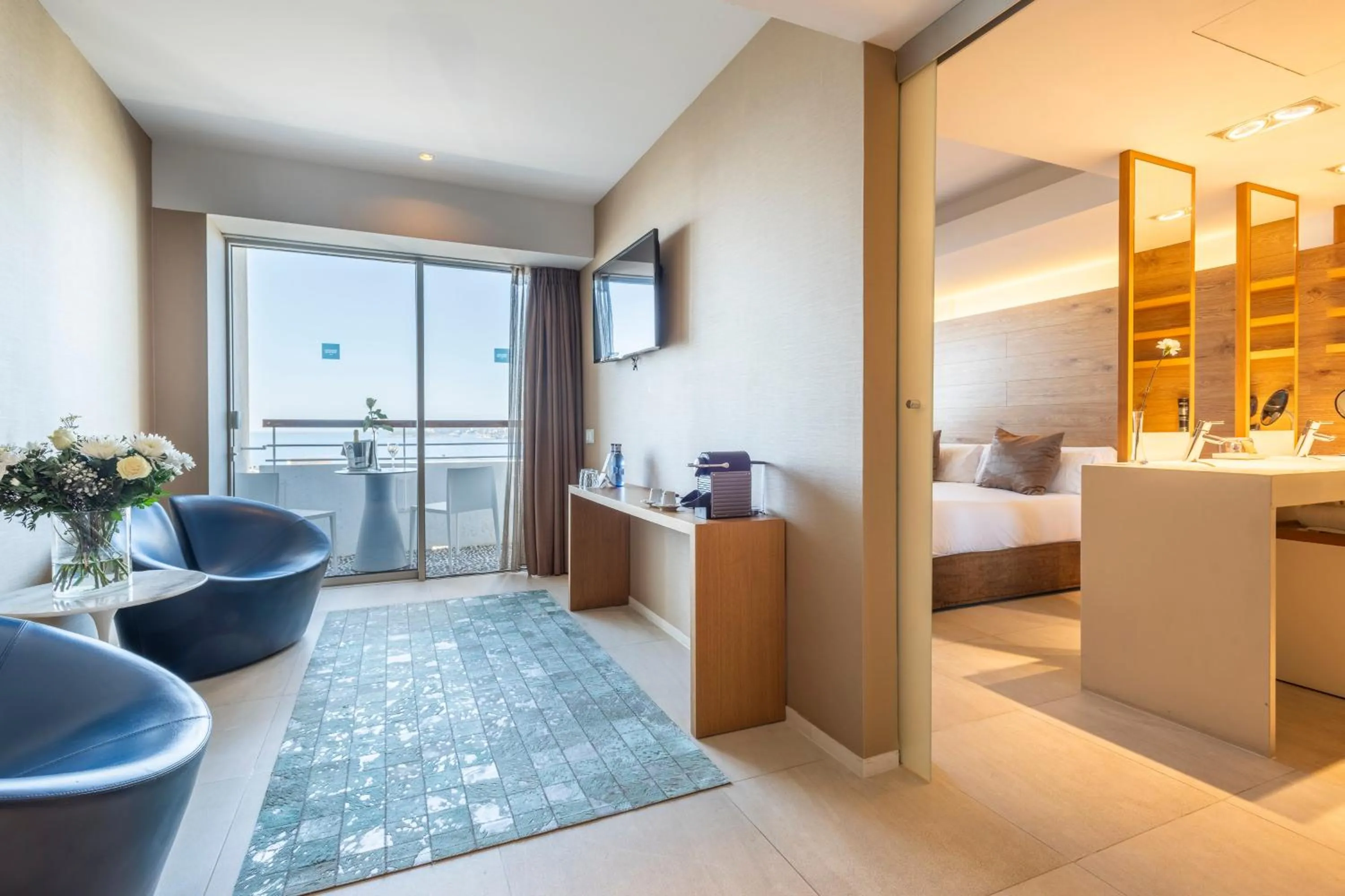 Property building, Bed in Leonardo Boutique Hotel Mallorca Port Portals - Adults only