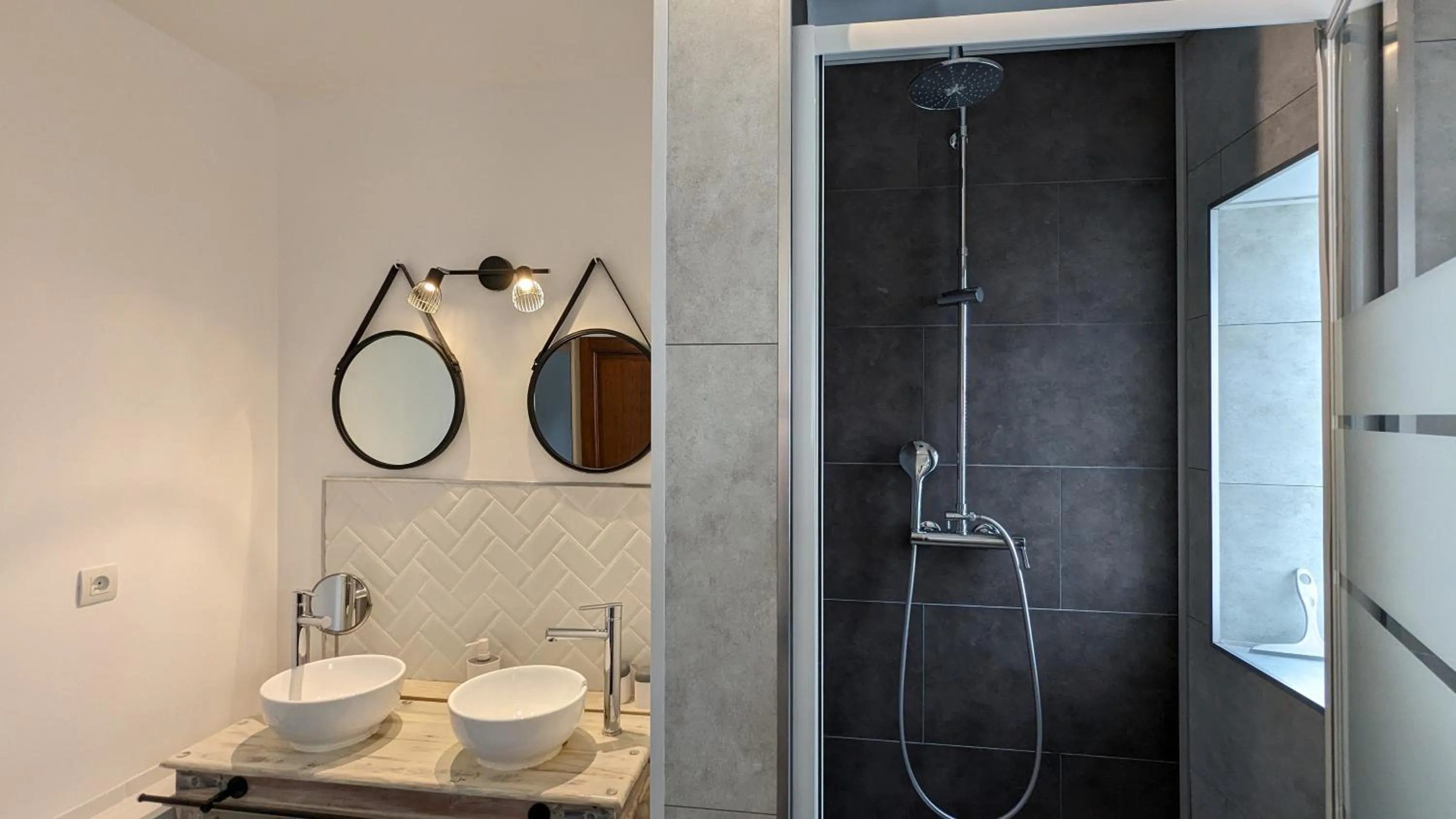 Shower in Au Bonheur de Cisse