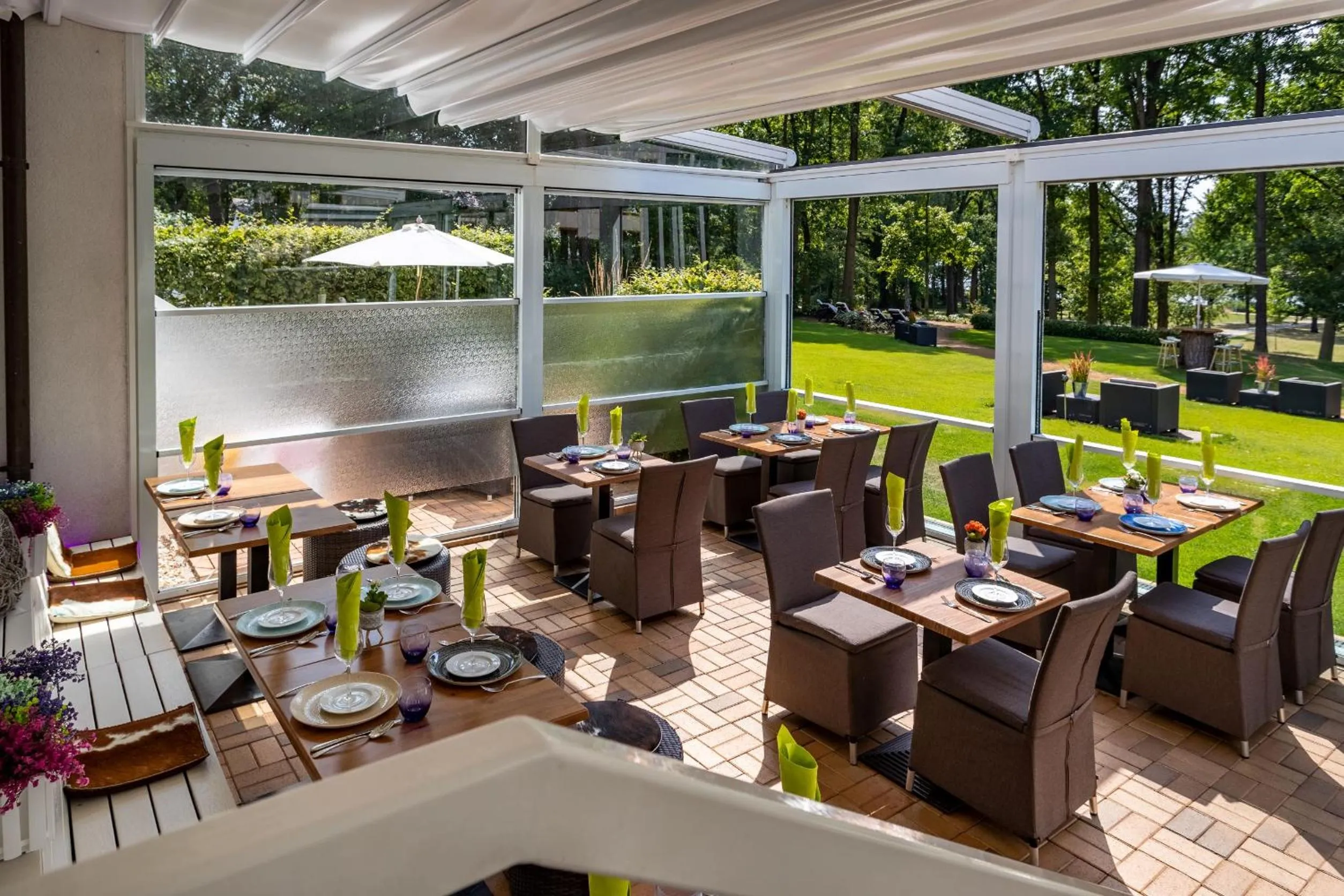 Restaurant/places to eat in Victoria Suites