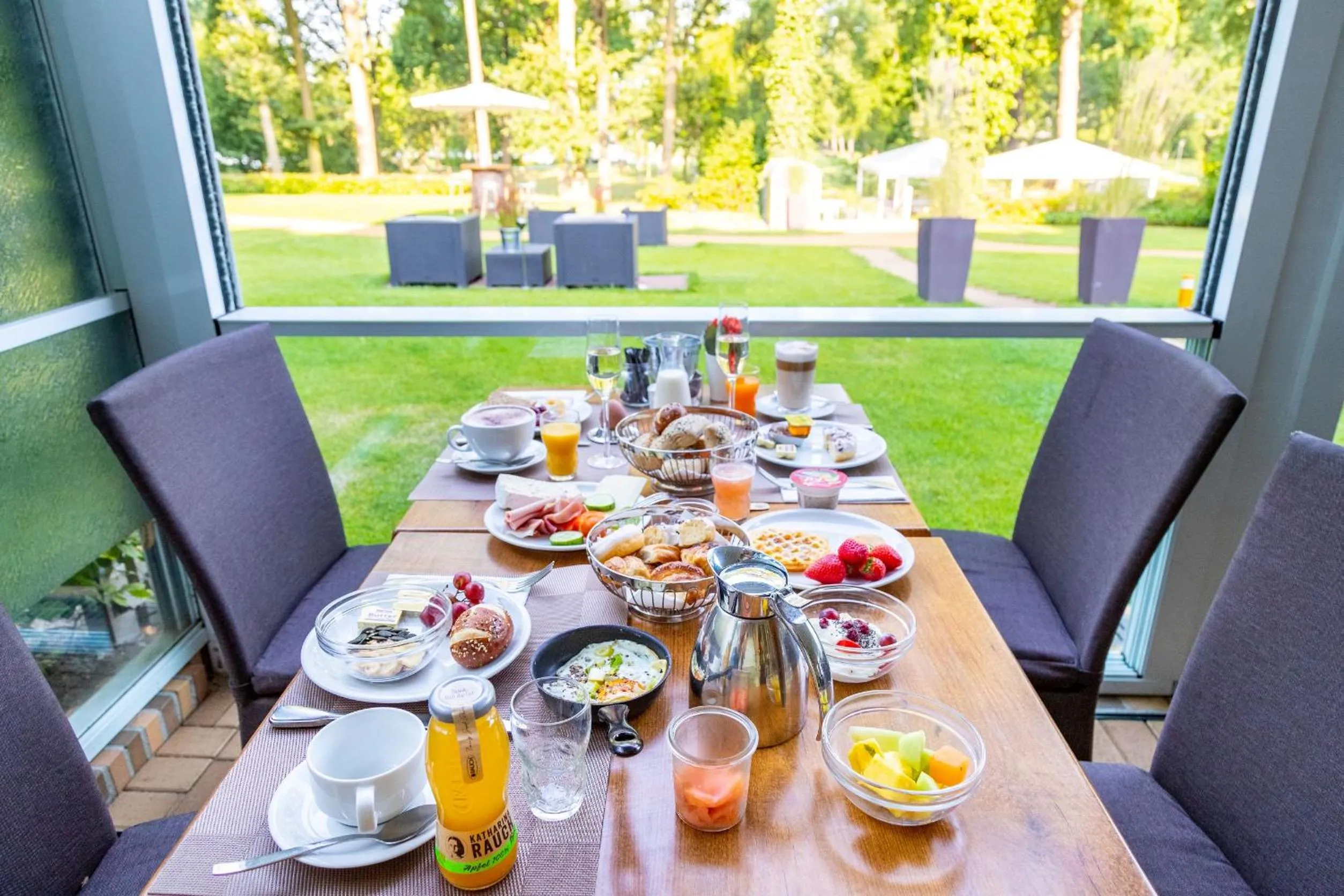 Restaurant/places to eat in Victoria Suites