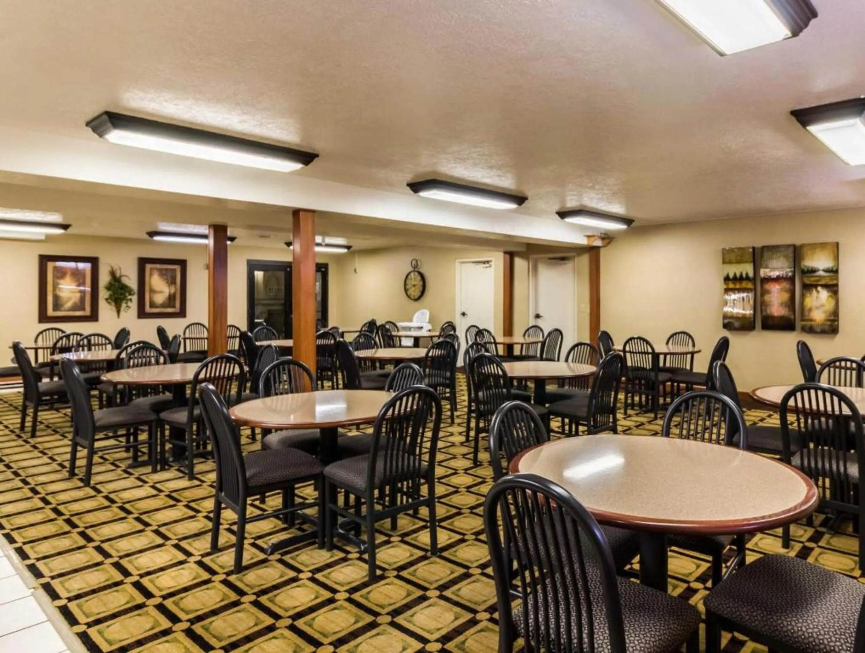 Restaurant/places to eat in Studio 6 - Minot, ND
