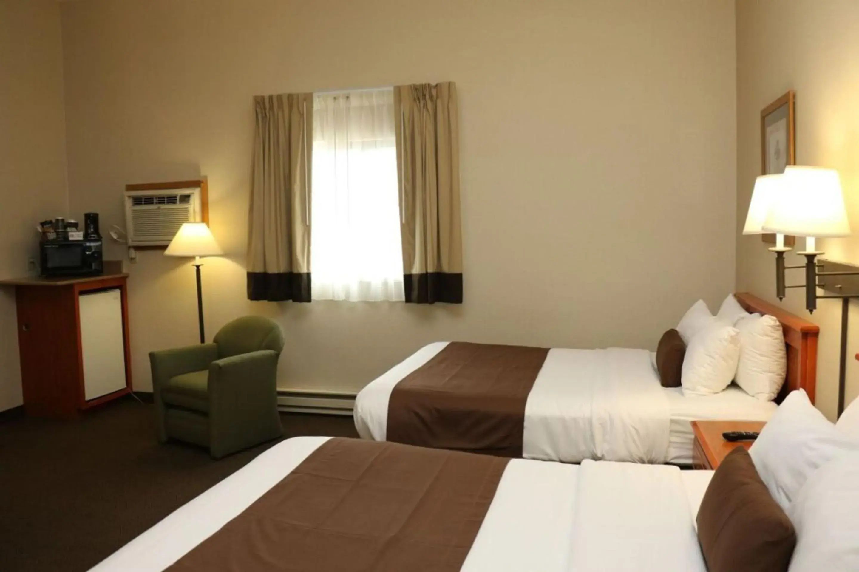 Quadruple Room - Disability Access - Roll in Shower in Studio 6 - Minot, ND Quadruple Room - Disability Access - Roll in Shower in Studio 6 - Minot, ND