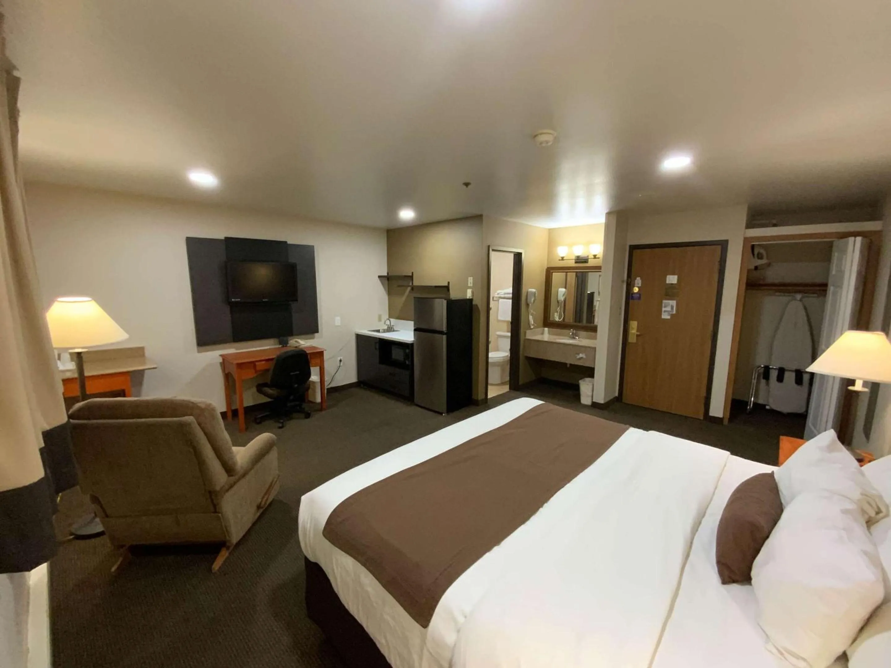 Bedroom, Bed in Studio 6 - Minot, ND