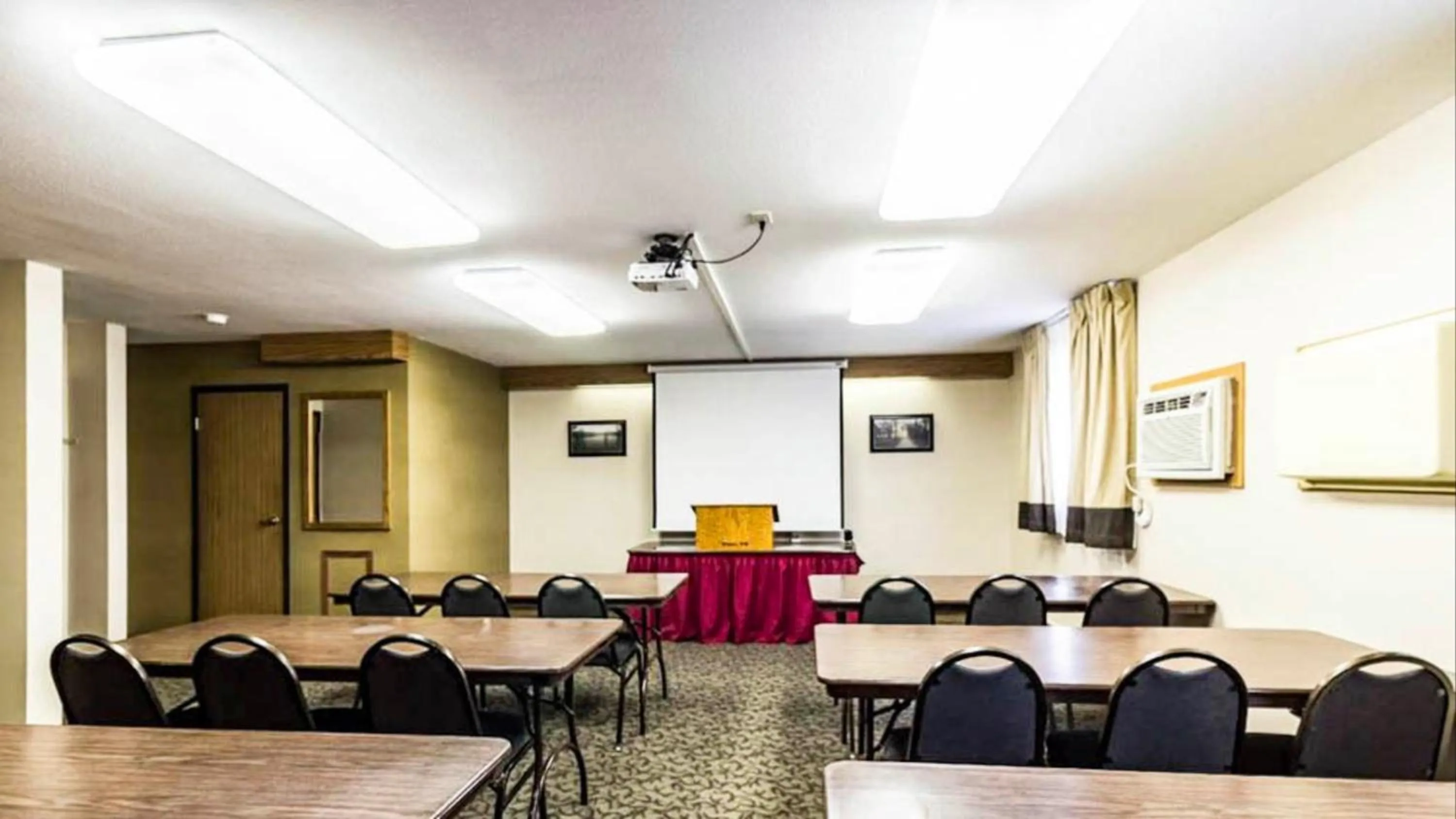 Meeting/conference room in Studio 6 - Minot, ND