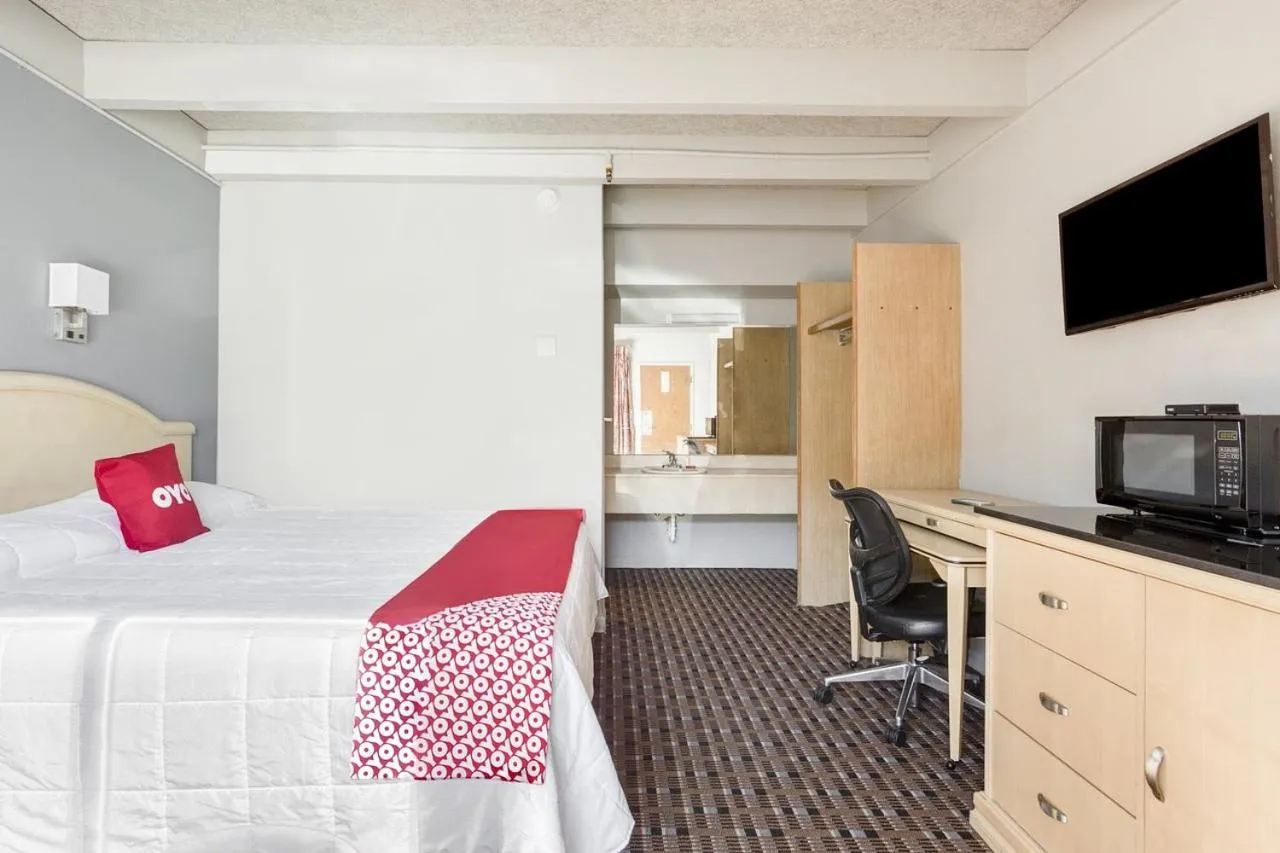 Bed in OXFORD INN, Lincoln Blvd