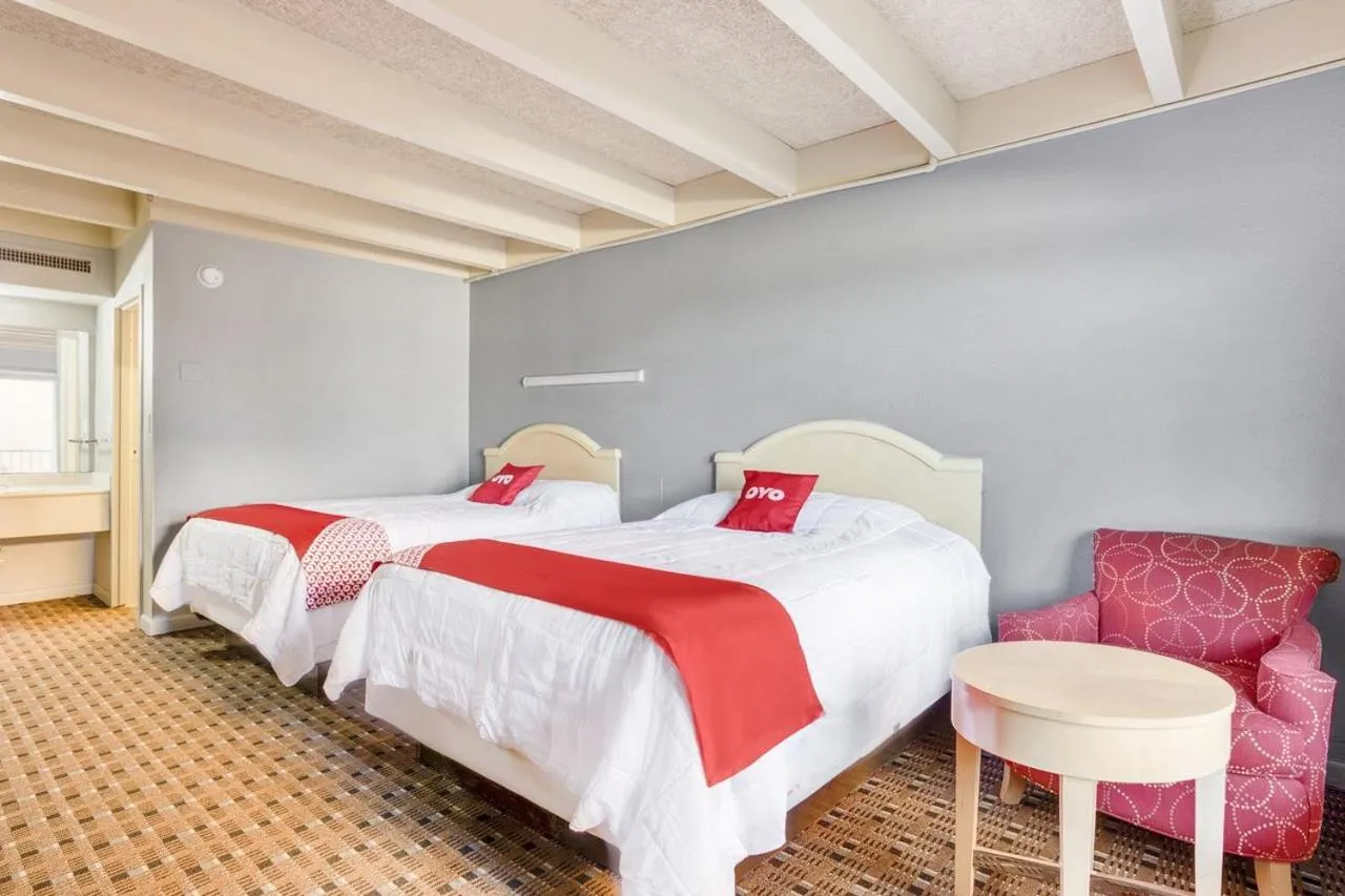 Bed in OXFORD INN, Lincoln Blvd