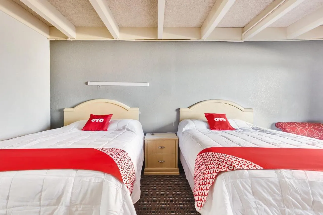 Bed in OXFORD INN, Lincoln Blvd